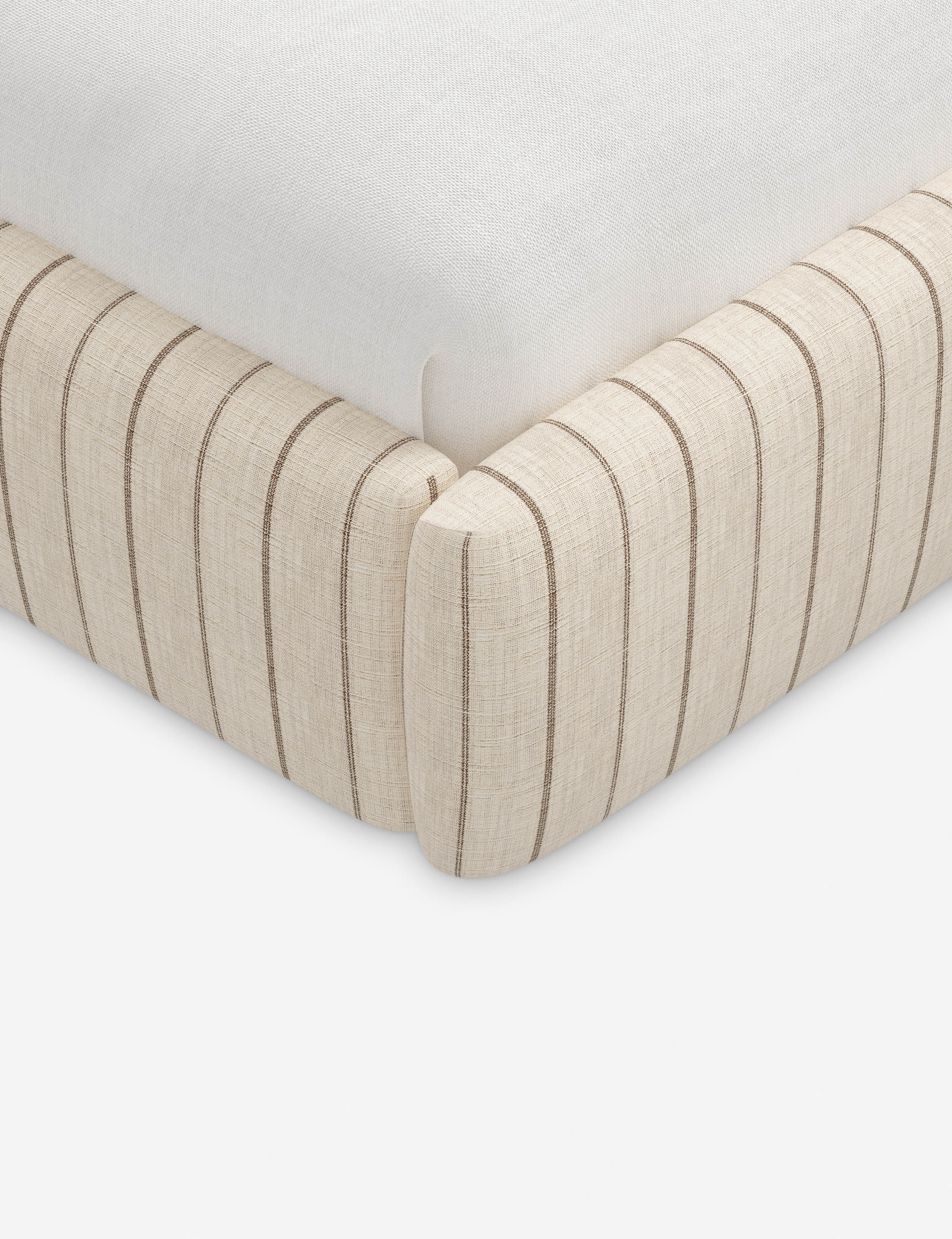 Lit plateforme haut - Un design épuré et une tête de lit arrondie confèrent une touche de douceur à ce cadre de lit tapissé