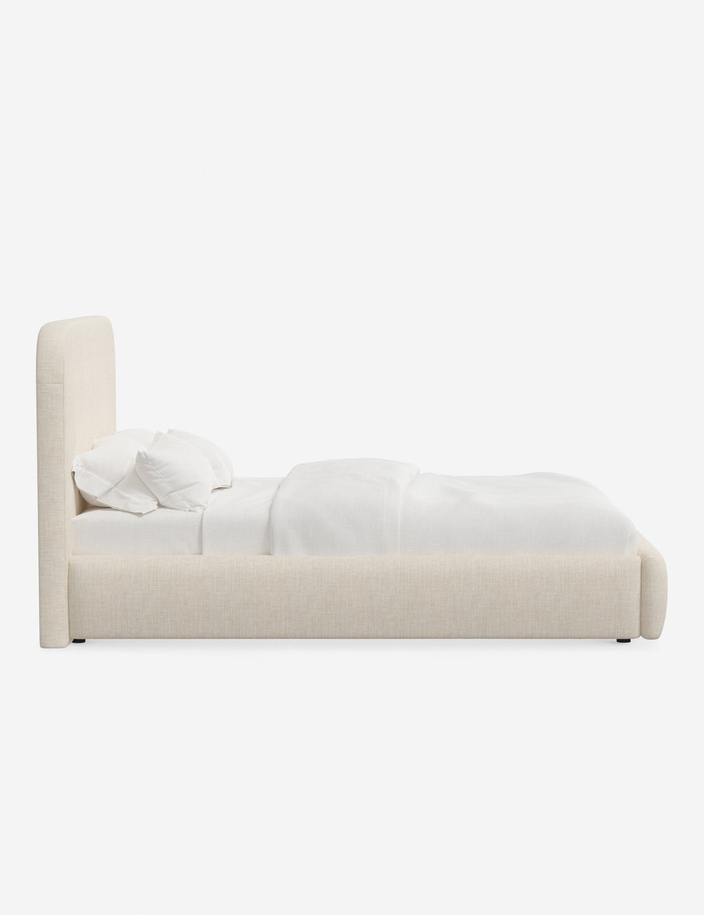 Lit plateforme haut - Un design épuré et une tête de lit arrondie confèrent une touche de douceur à ce cadre de lit tapissé