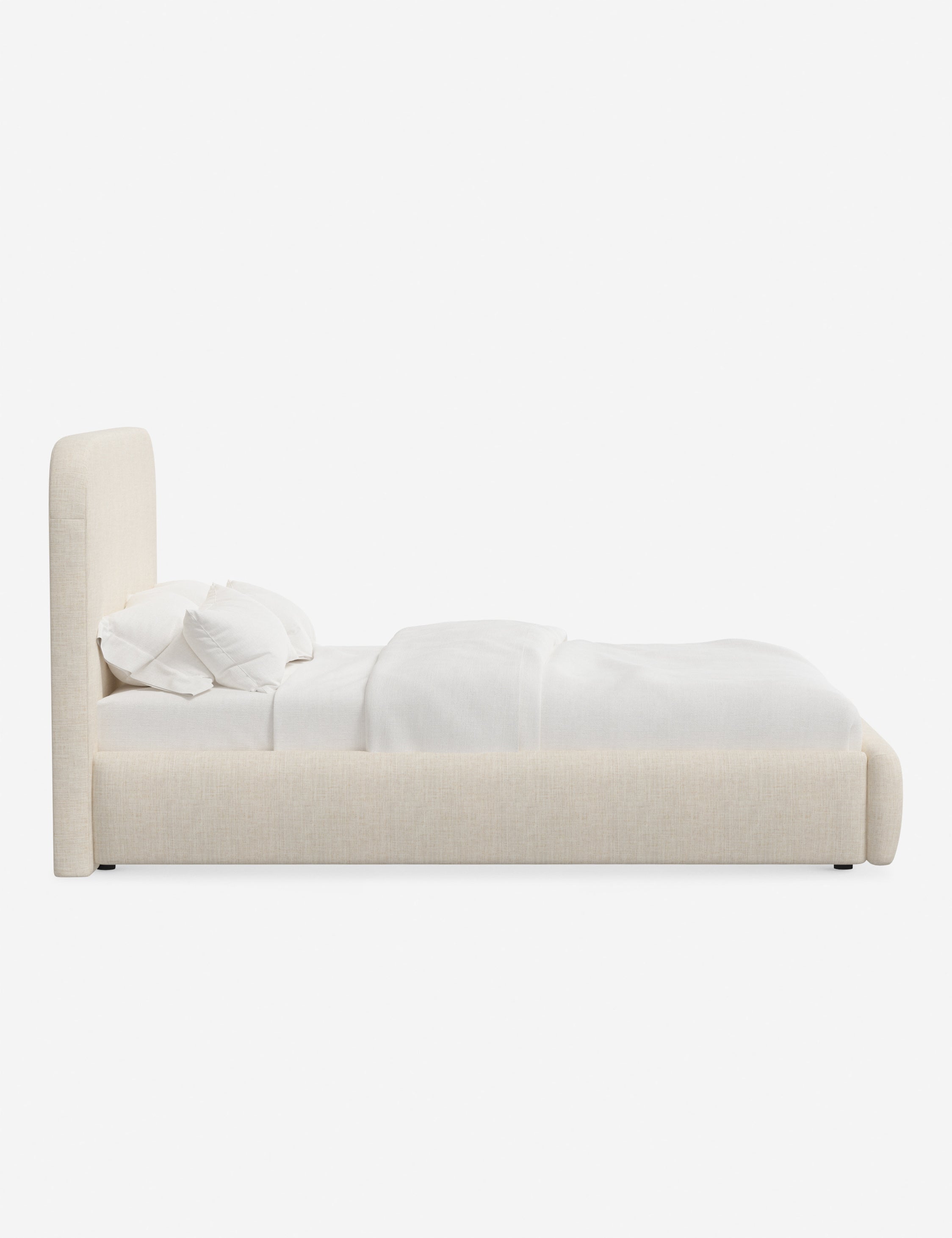 Lit plateforme haut - Un design épuré et une tête de lit arrondie confèrent une touche de douceur à ce cadre de lit tapissé