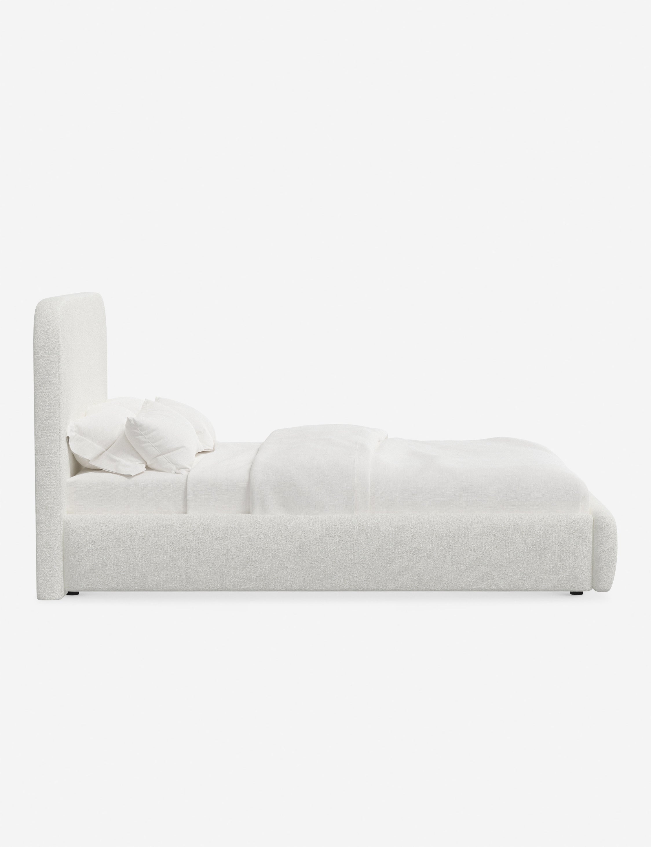 Lit plateforme haut - Un design épuré et une tête de lit arrondie confèrent une touche de douceur à ce cadre de lit tapissé