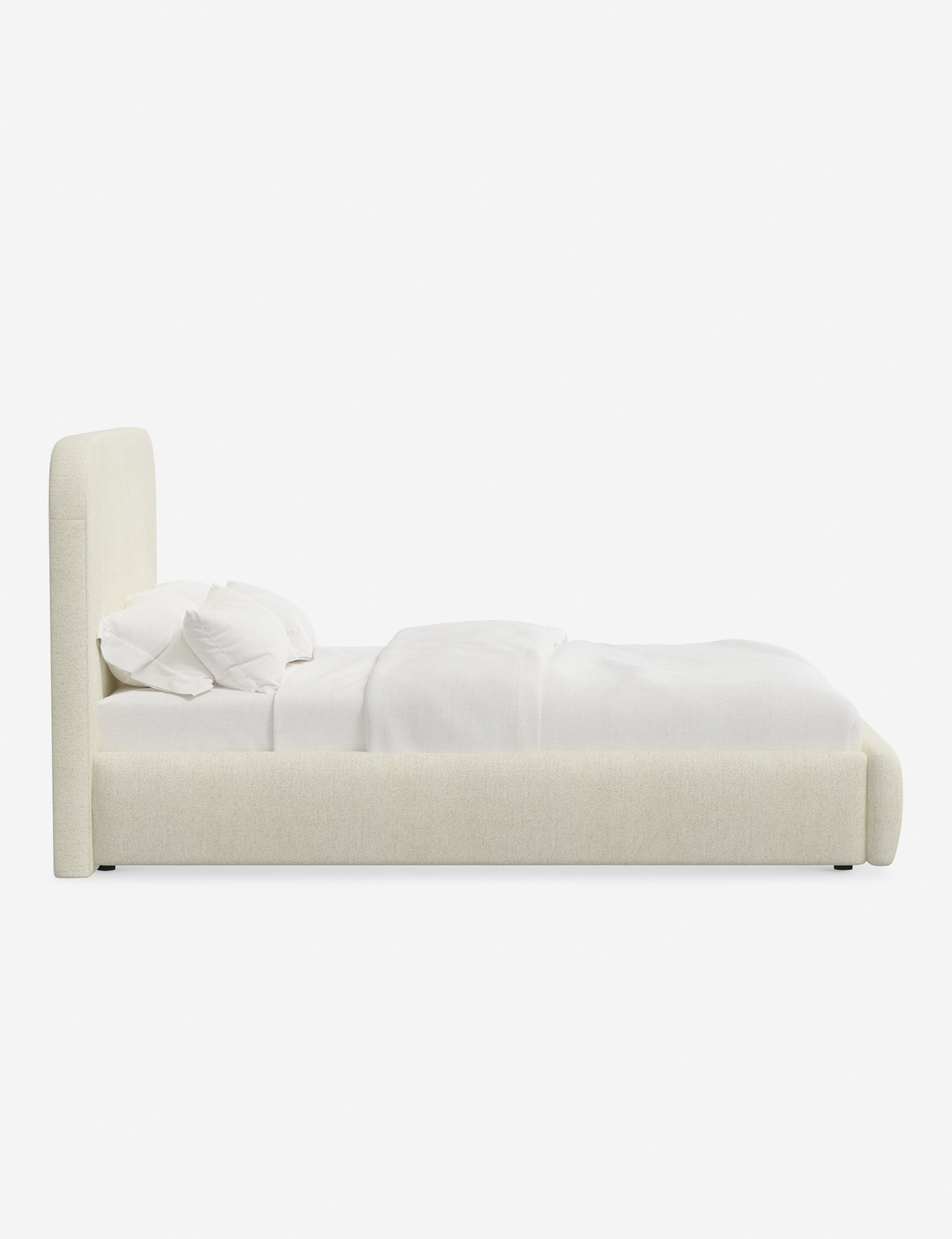 Lit plateforme haut - Un design épuré et une tête de lit arrondie confèrent une touche de douceur à ce cadre de lit tapissé