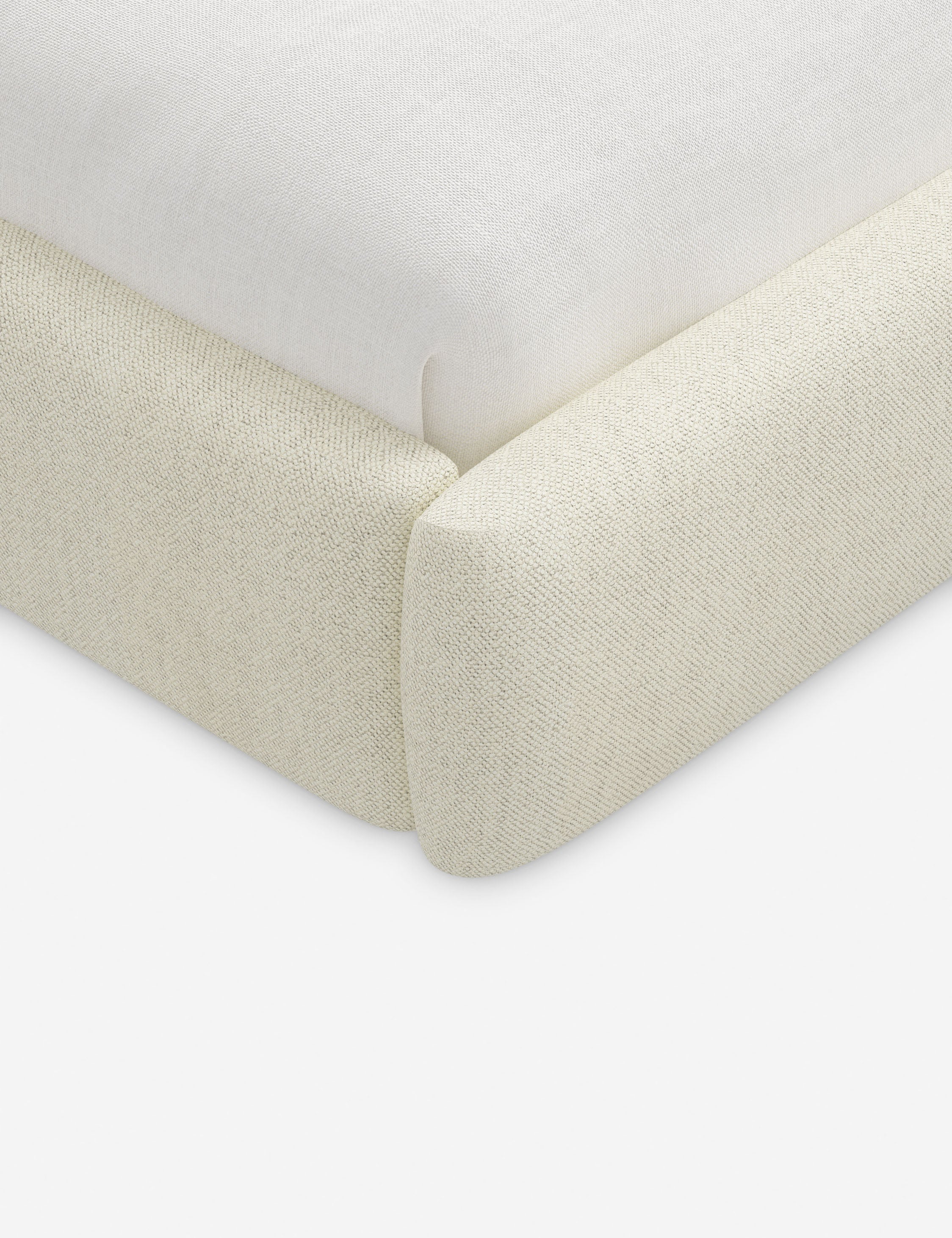 Lit plateforme haut - Un design épuré et une tête de lit arrondie confèrent une touche de douceur à ce cadre de lit tapissé