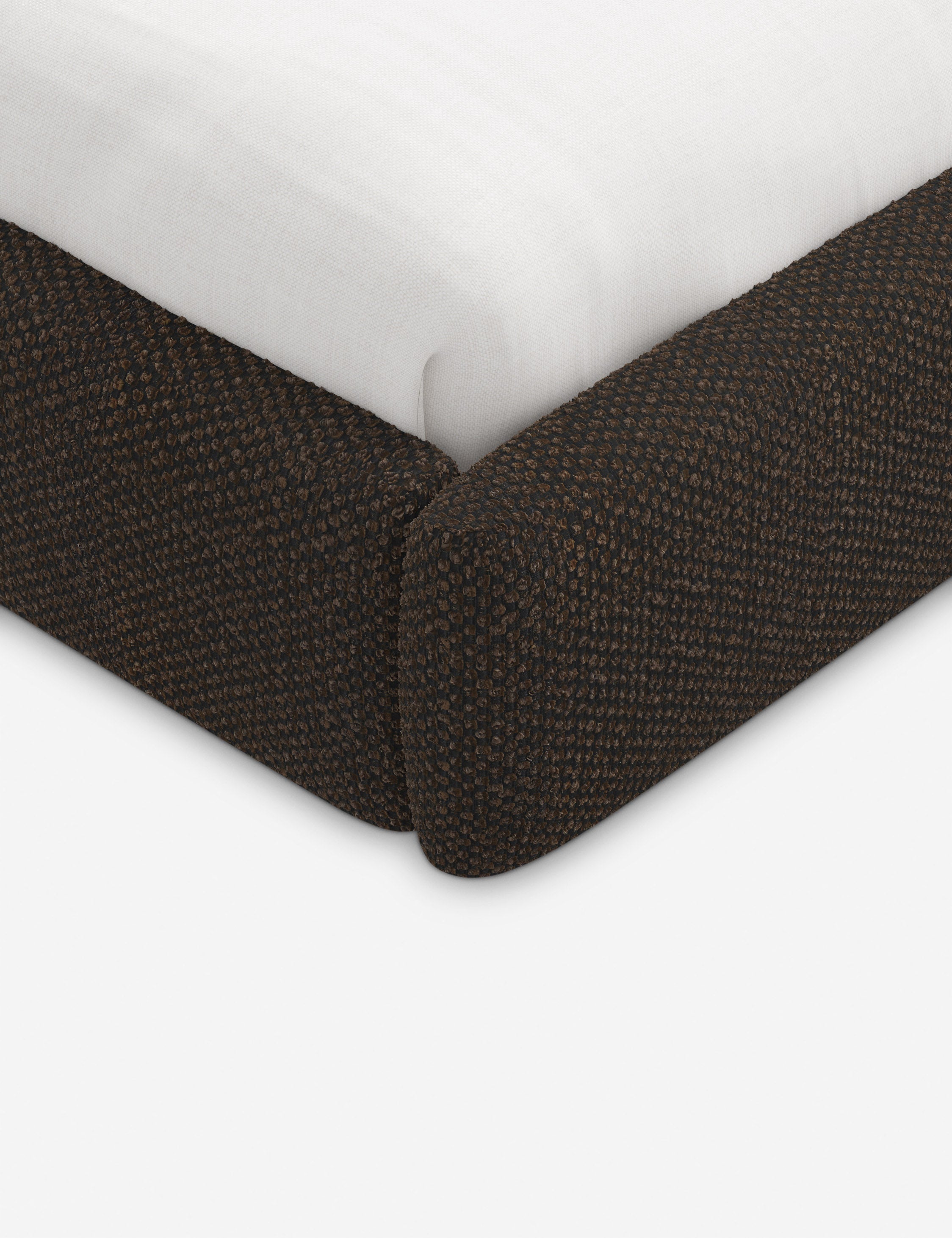 Lit plateforme haut - Un design épuré et une tête de lit arrondie confèrent une touche de douceur à ce cadre de lit tapissé