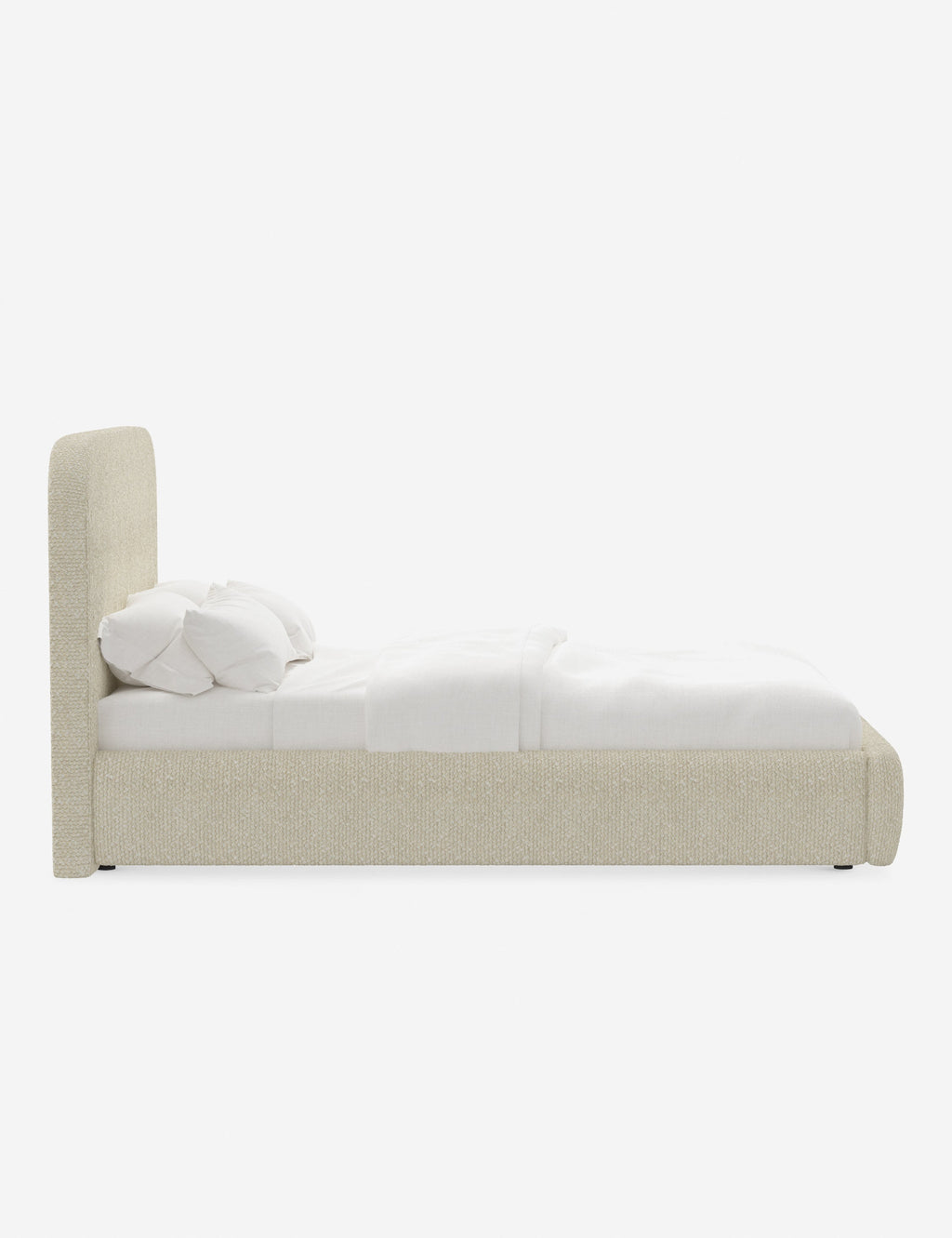 Lit plateforme haut - Un design épuré et une tête de lit arrondie confèrent une touche de douceur à ce cadre de lit tapissé