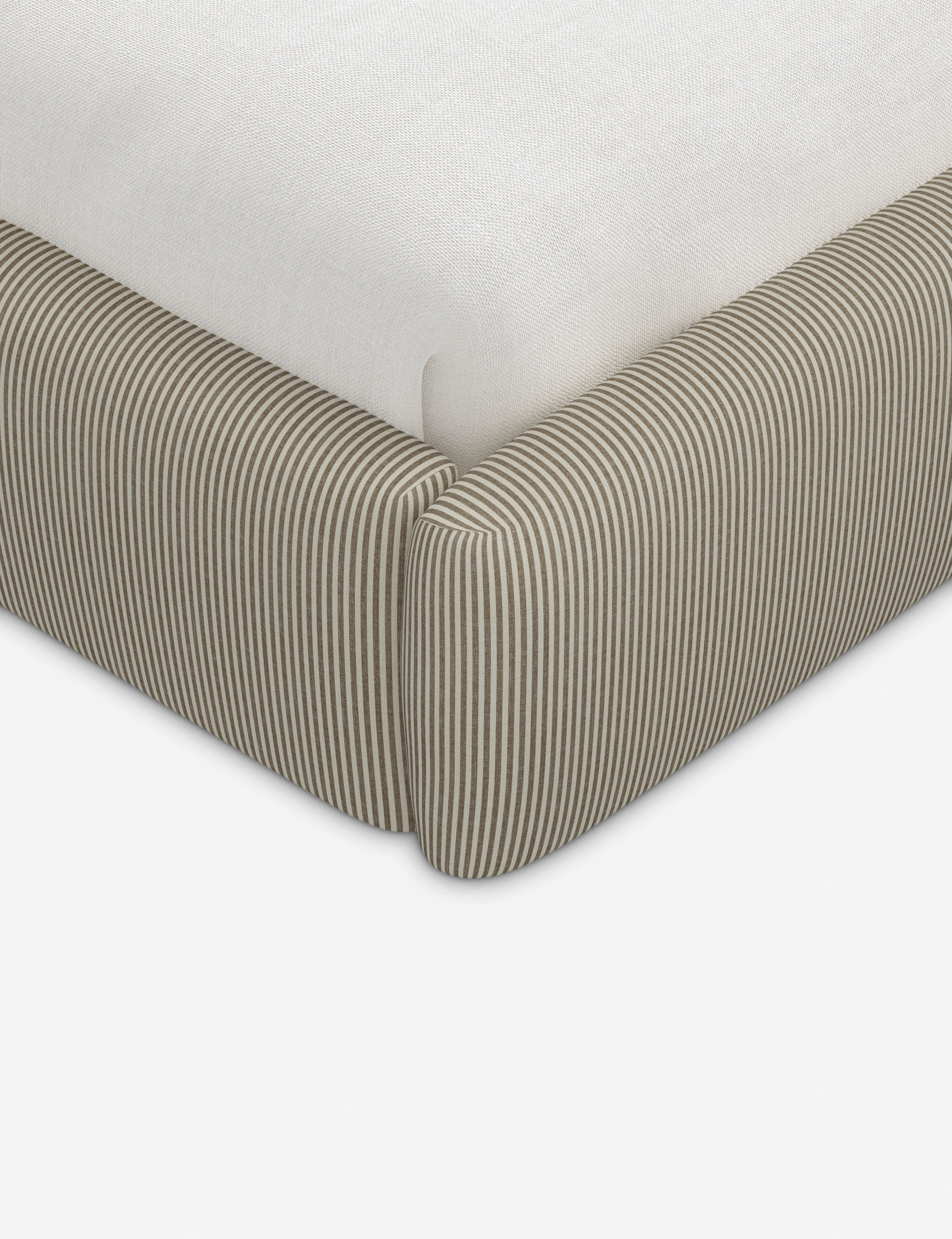 Lit plateforme haut - Un design épuré et une tête de lit arrondie confèrent une touche de douceur à ce cadre de lit tapissé