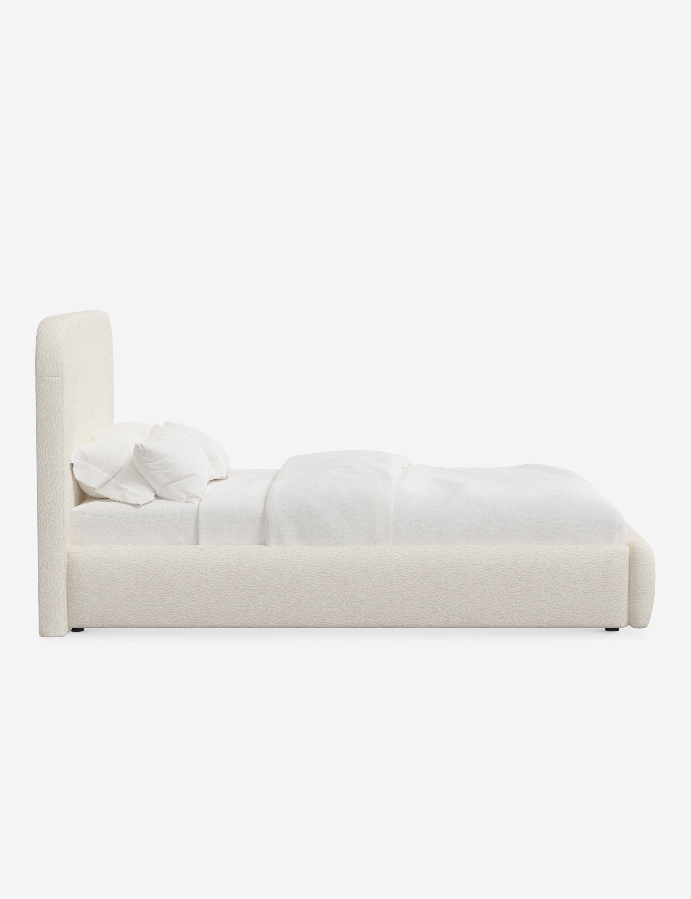 Lit plateforme haut - Un design épuré et une tête de lit arrondie confèrent une touche de douceur à ce cadre de lit tapissé