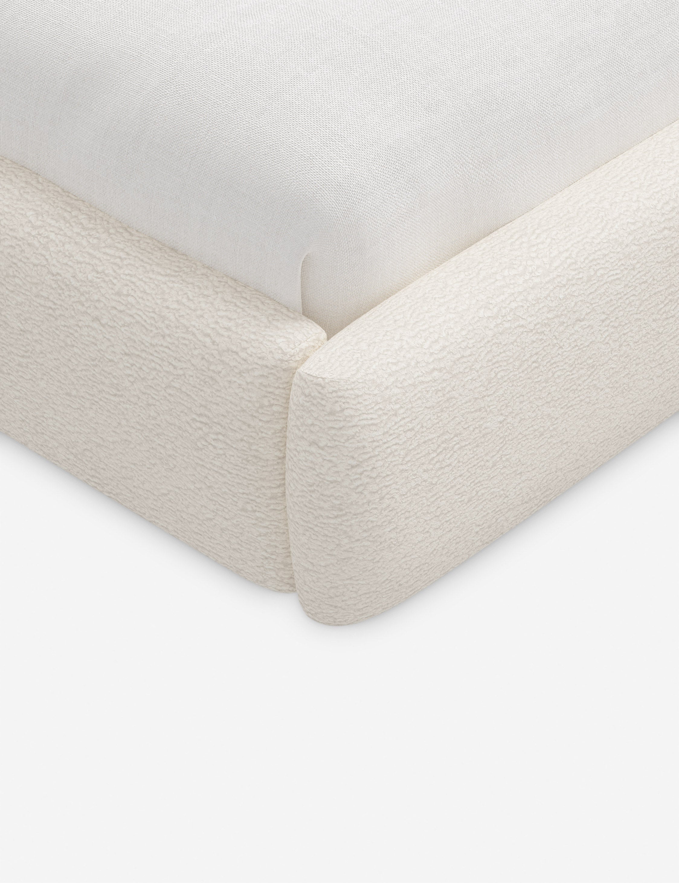 Lit plateforme haut - Un design épuré et une tête de lit arrondie confèrent une touche de douceur à ce cadre de lit tapissé