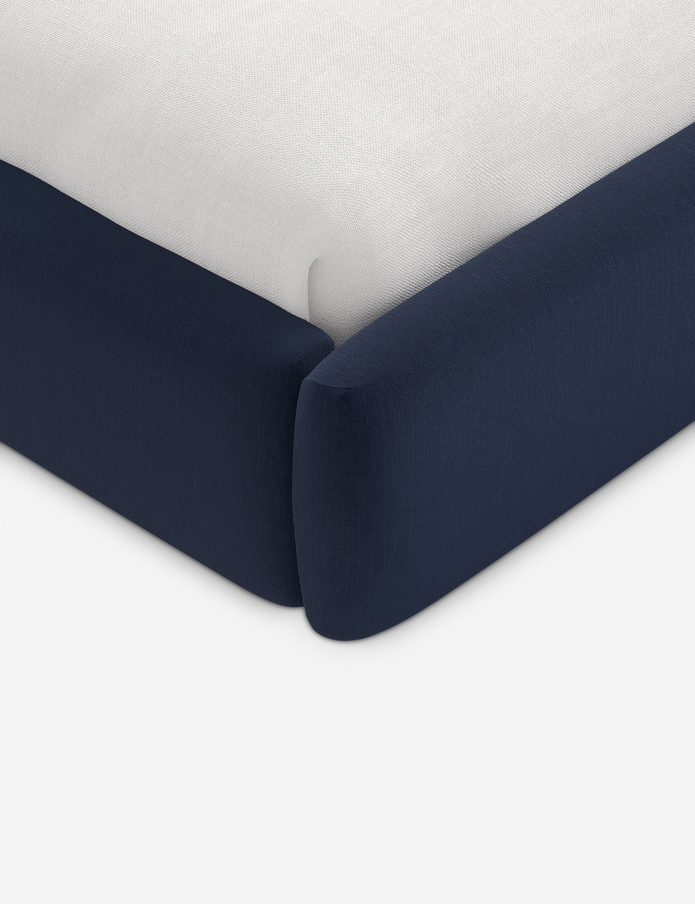 Lit plateforme haut - Un design épuré et une tête de lit arrondie confèrent une touche de douceur à ce cadre de lit tapissé