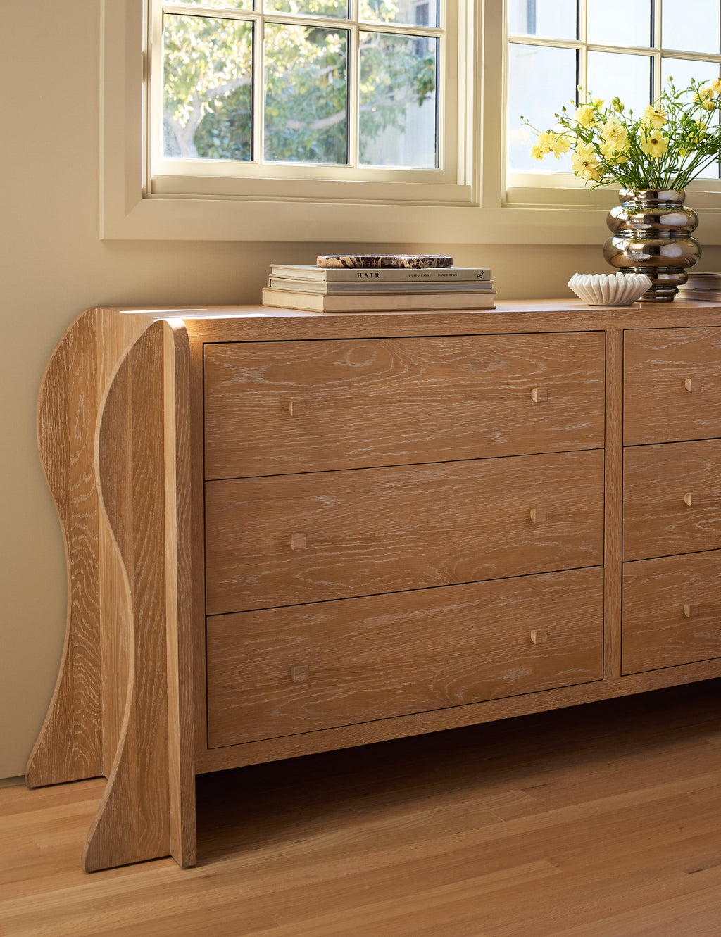 Commode à 6 tiroirs - La commode apporte une touche sculpturale à la chambre