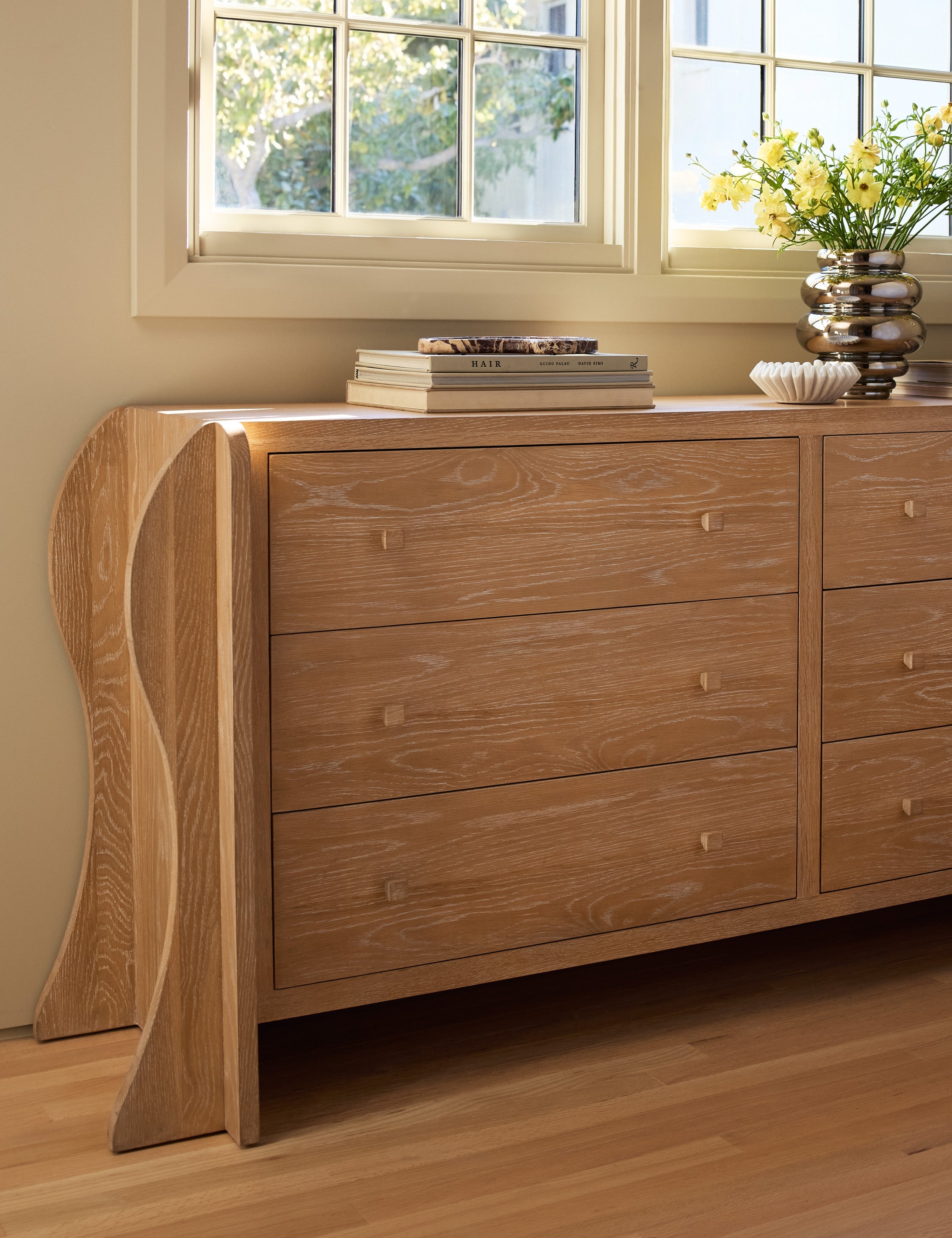 Commode à 6 tiroirs - La commode apporte une touche sculpturale à la chambre