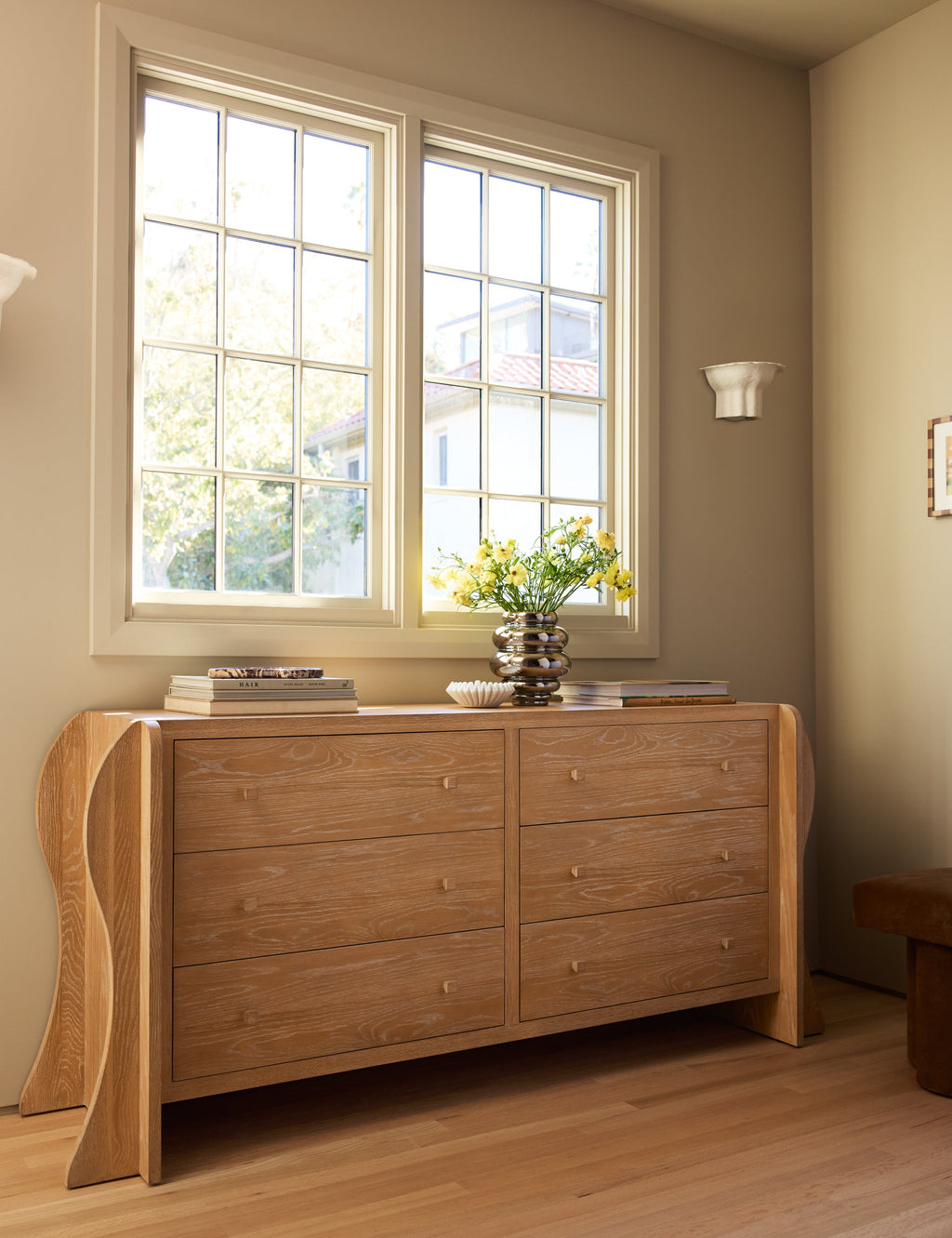 Commode à 6 tiroirs - La commode apporte une touche sculpturale à la chambre