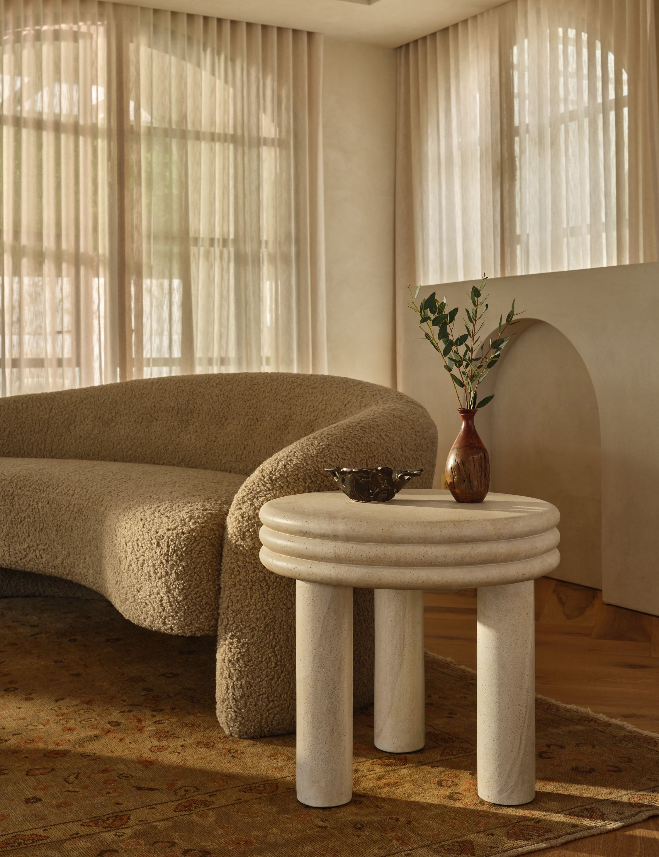 Table d'appoint ronde - Compacte mais remarquable, la table d'appoint Roma présente un plateau à plusieurs niveaux reposant sur de solides pieds colonnes