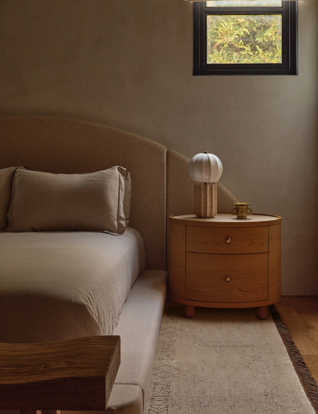 Table d'appoint - La table d'appoint Laguna présente un boîtier ovale aux lignes épurées reposant sur des pieds boules pour un impact discret en chêne