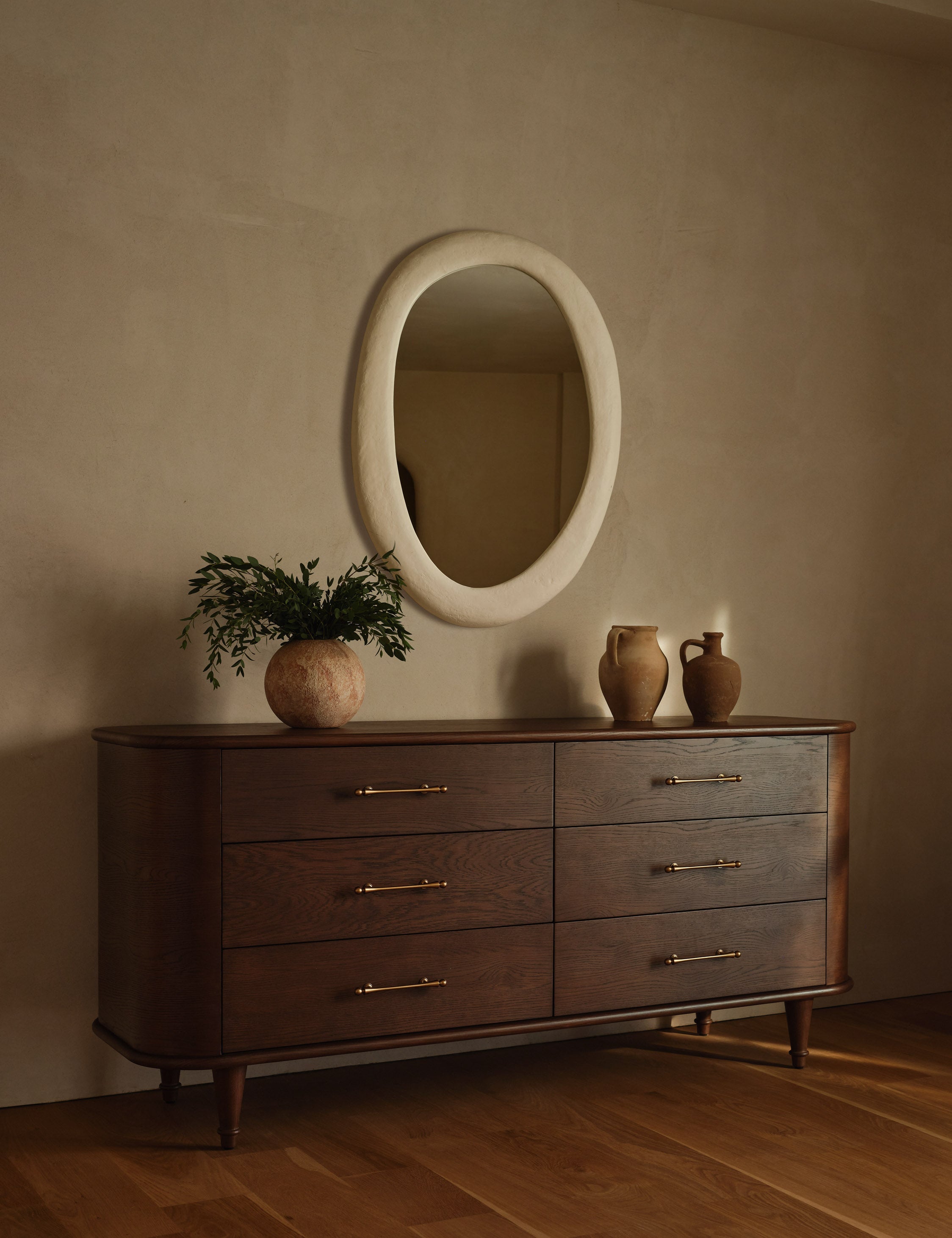 Commode - Des lignes épurées et une finition riche font de cette commode une pièce maîtresse intemporelle pour l'aménagement de votre chambre