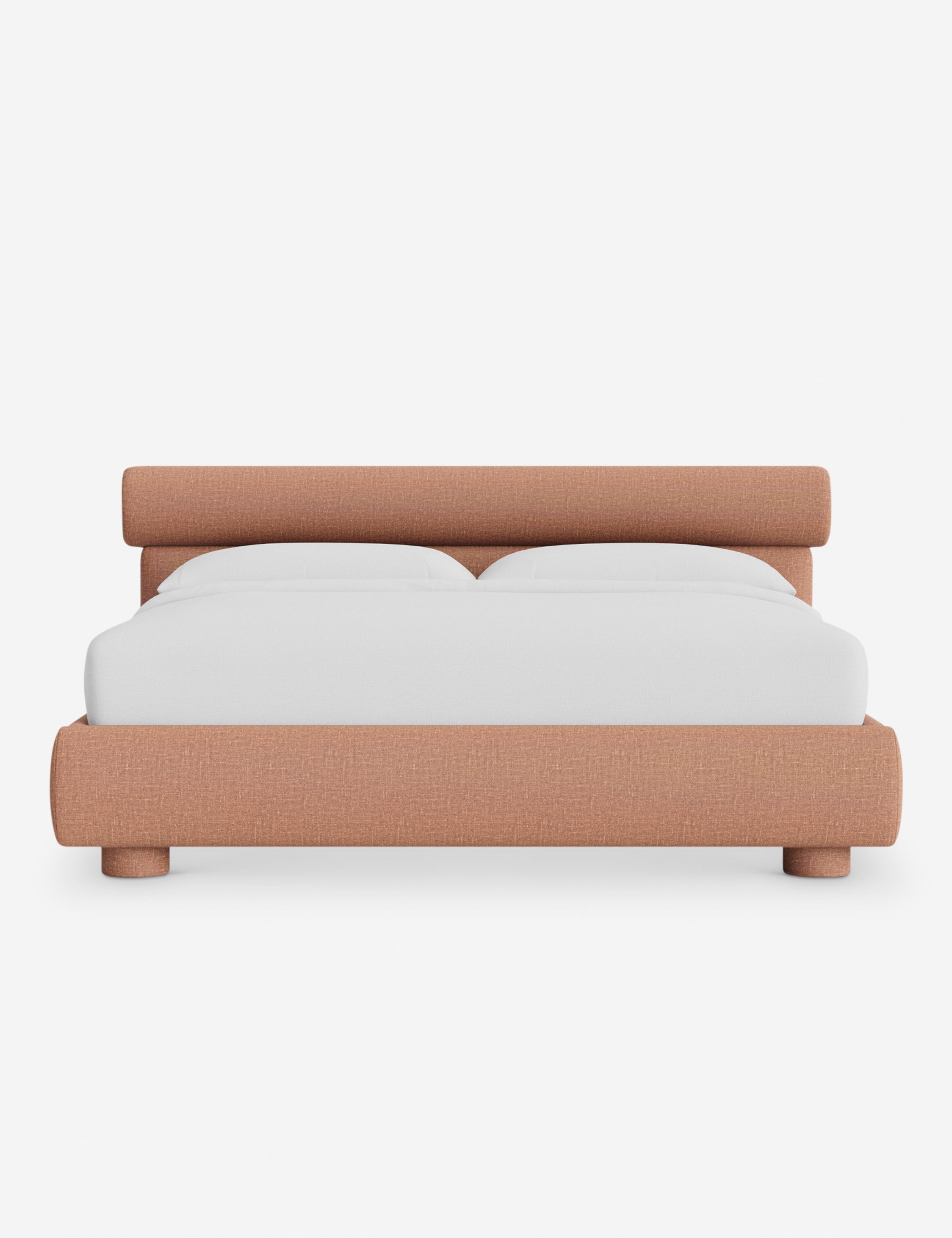 Lit – Le Bowery apporte une douceur raffinée à la chambre avec sa tête de lit légèrement arrondie et ses proportions élégantes.