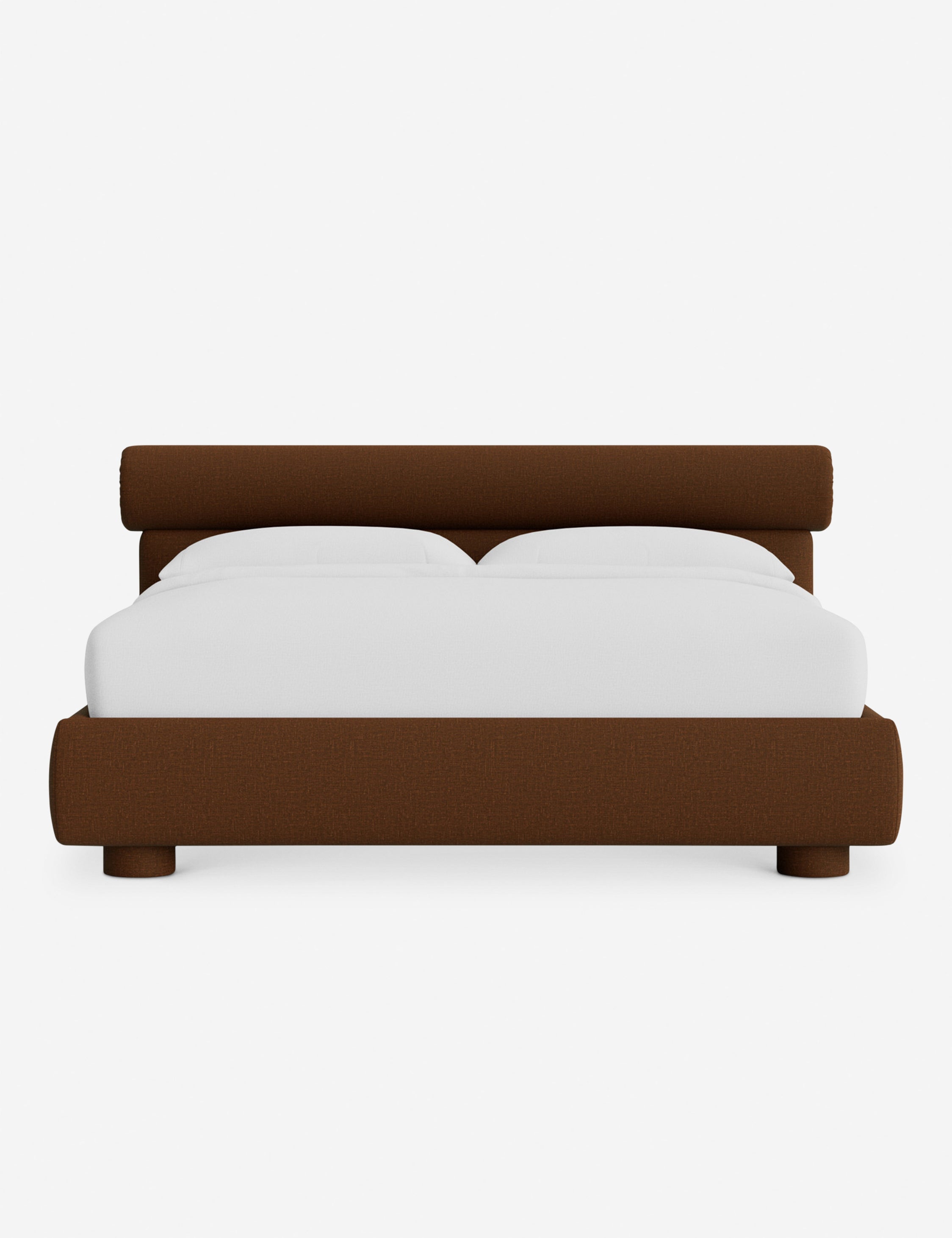 Lit – Le Bowery apporte une douceur raffinée à la chambre avec sa tête de lit légèrement arrondie et ses proportions élégantes.