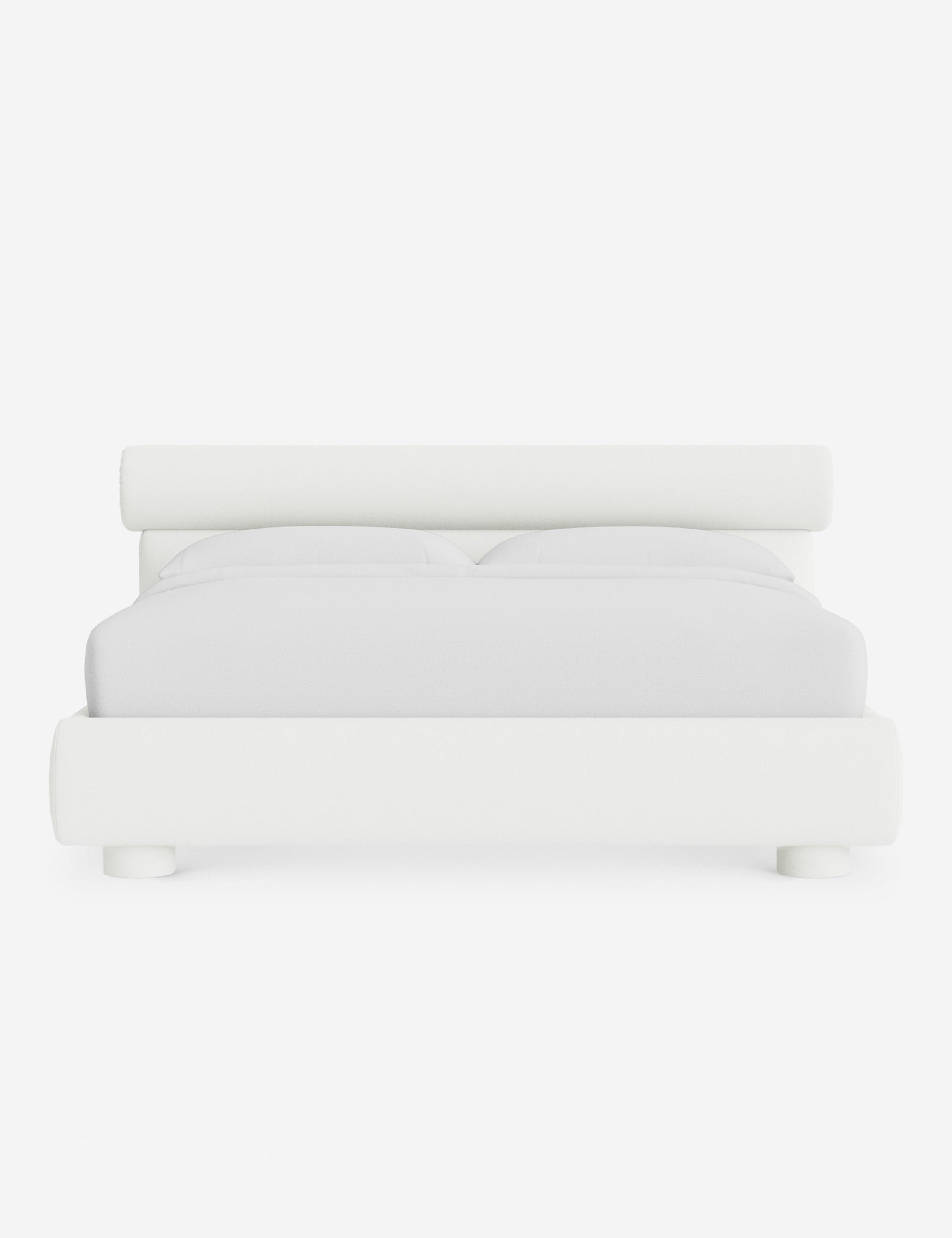 Lit – Le Bowery apporte une douceur raffinée à la chambre avec sa tête de lit légèrement arrondie et ses proportions élégantes.