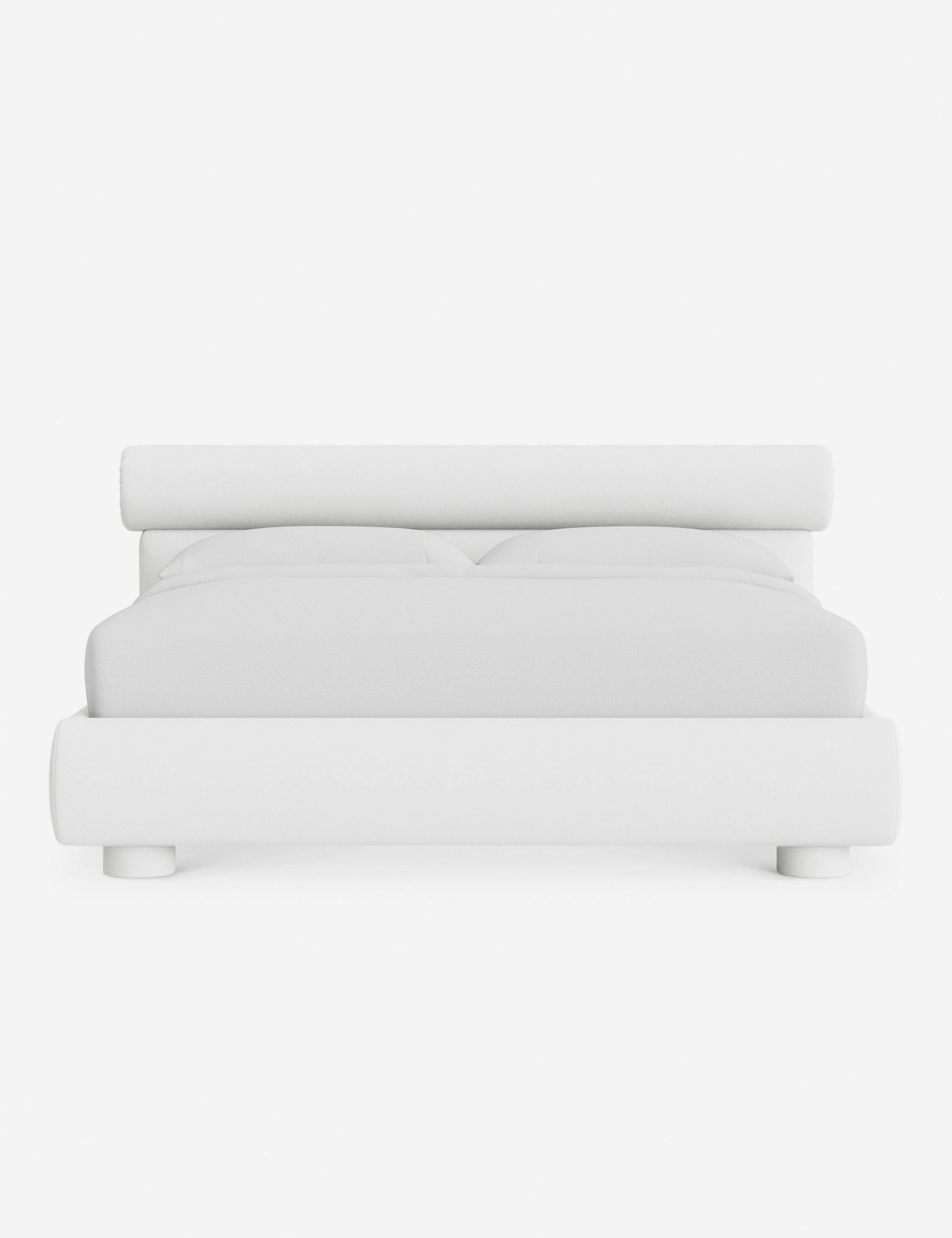 Lit – Le Bowery apporte une douceur raffinée à la chambre avec sa tête de lit légèrement arrondie et ses proportions élégantes.