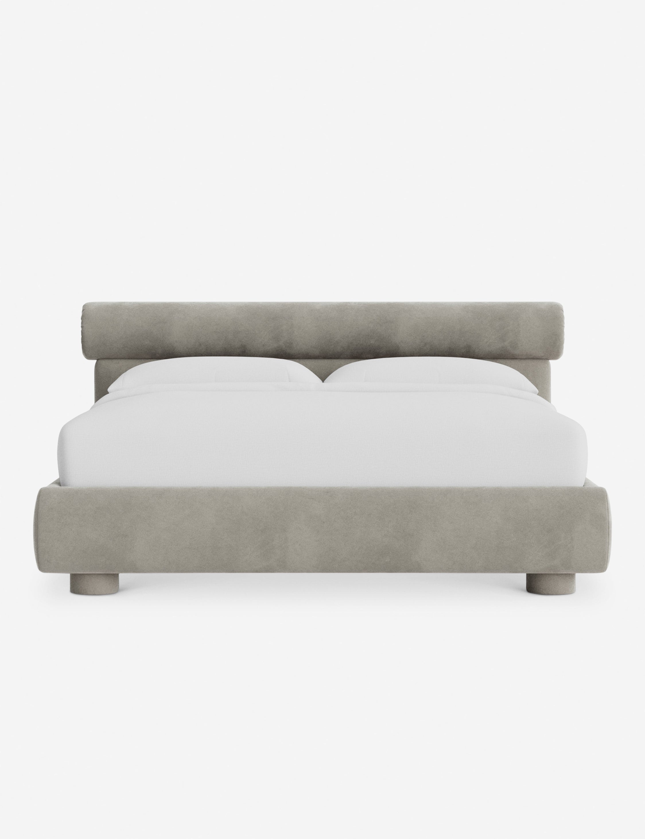 Lit – Le Bowery apporte une douceur raffinée à la chambre avec sa tête de lit légèrement arrondie et ses proportions élégantes.