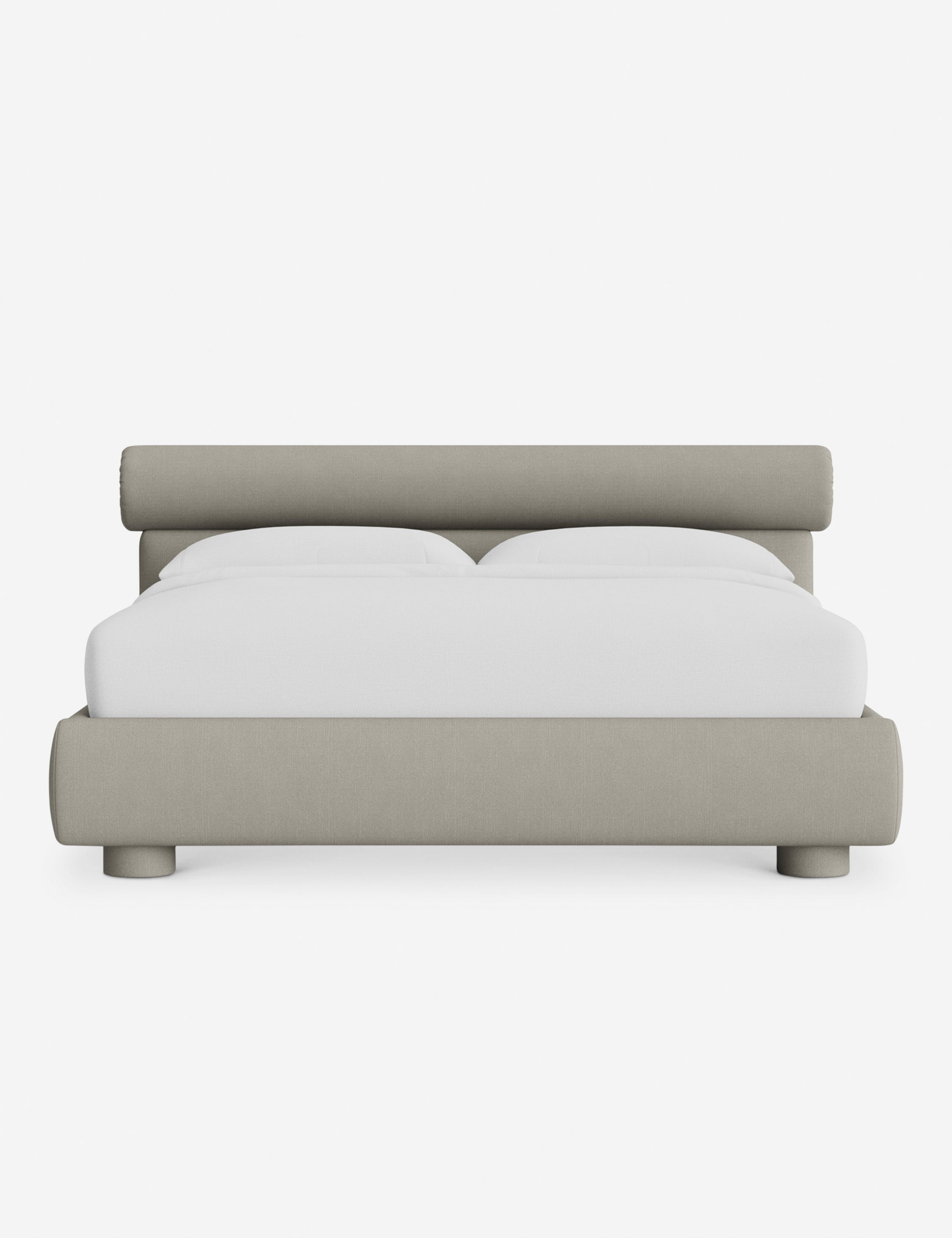 Lit – Le Bowery apporte une douceur raffinée à la chambre avec sa tête de lit légèrement arrondie et ses proportions élégantes.