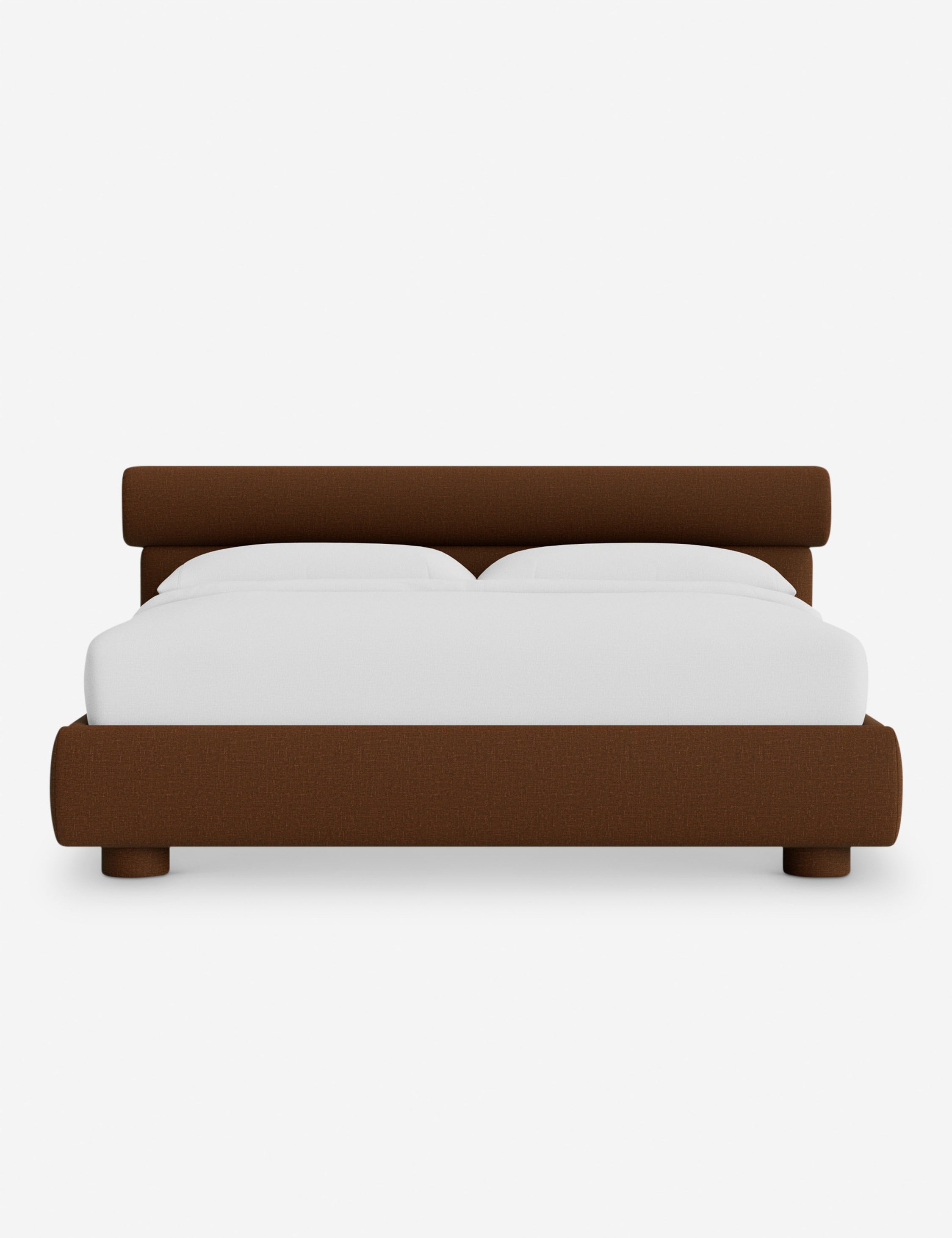 Lit – Le Bowery apporte une douceur raffinée à la chambre avec sa tête de lit légèrement arrondie et ses proportions élégantes.