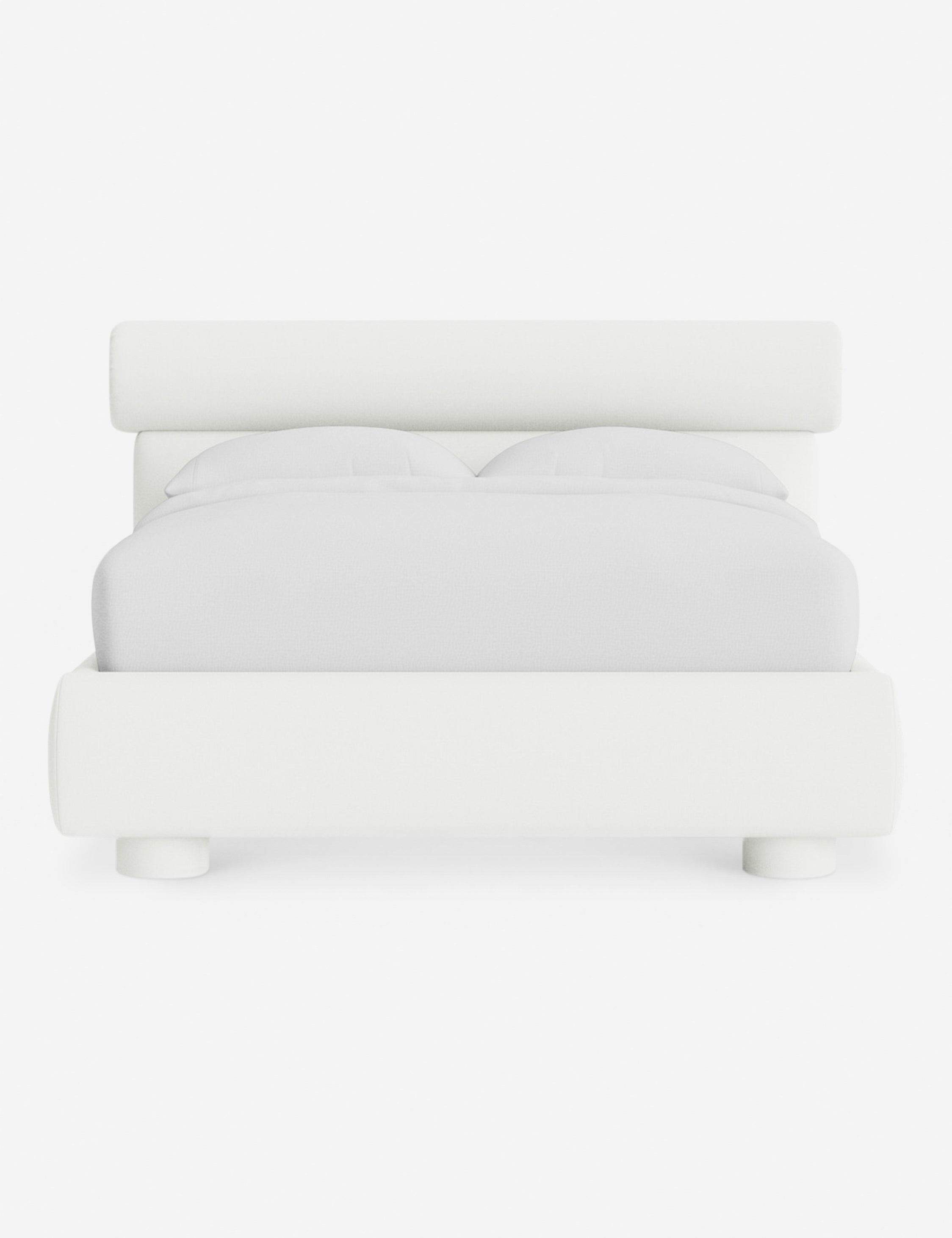 Lit – Le Bowery apporte une douceur raffinée à la chambre avec sa tête de lit légèrement arrondie et ses proportions élégantes.