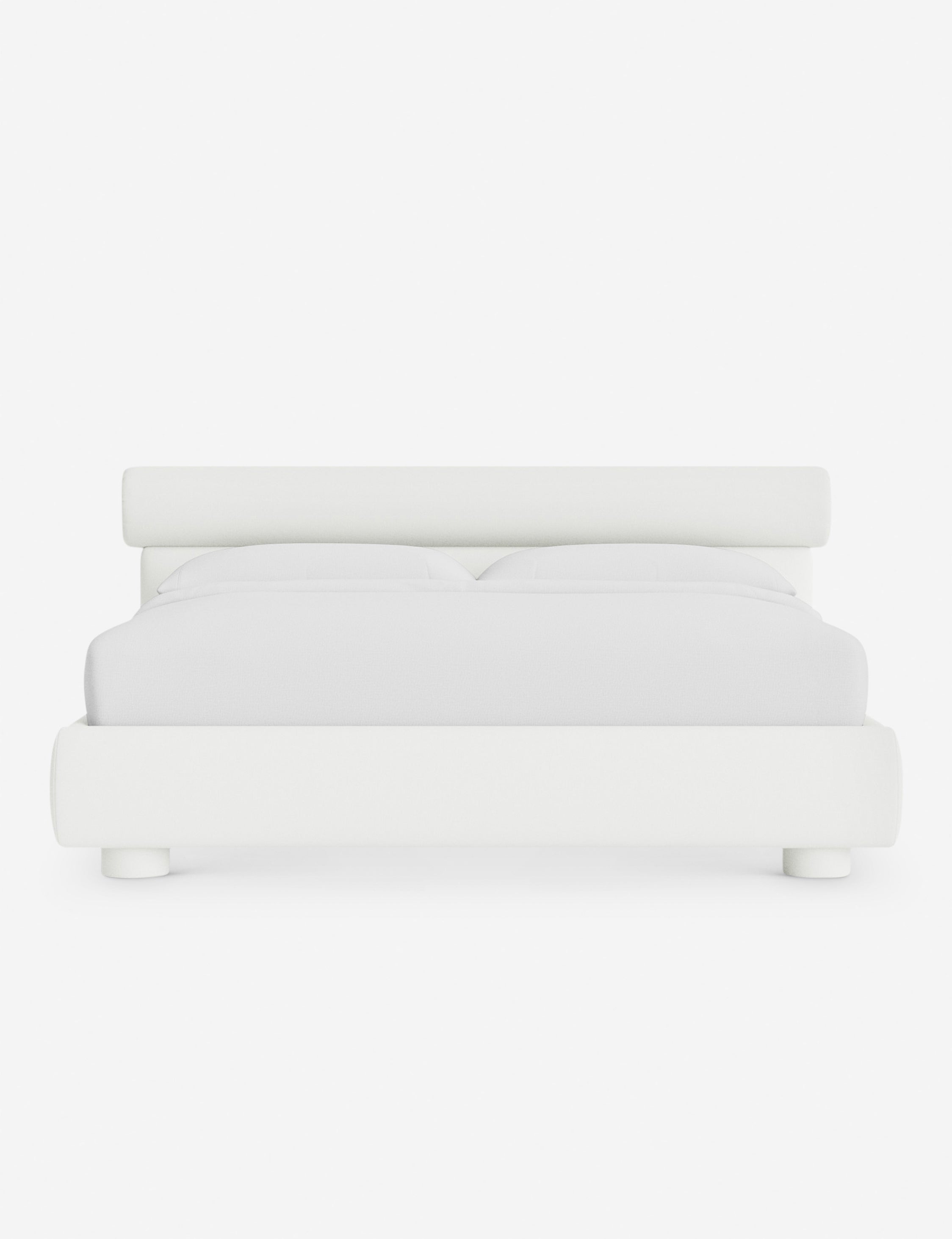 Lit – Le Bowery apporte une douceur raffinée à la chambre avec sa tête de lit légèrement arrondie et ses proportions élégantes.