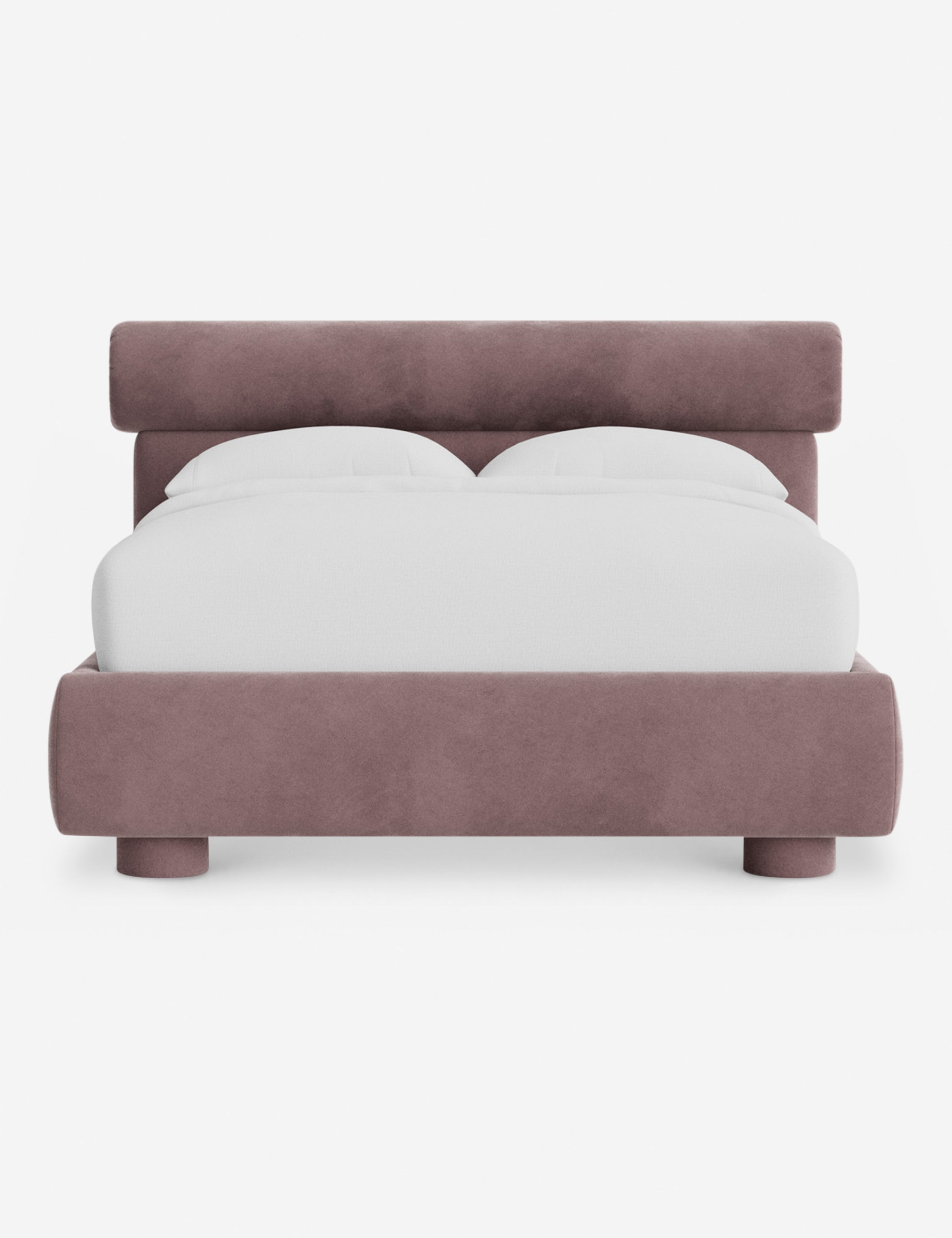 Lit – Le Bowery apporte une douceur raffinée à la chambre avec sa tête de lit légèrement arrondie et ses proportions élégantes.