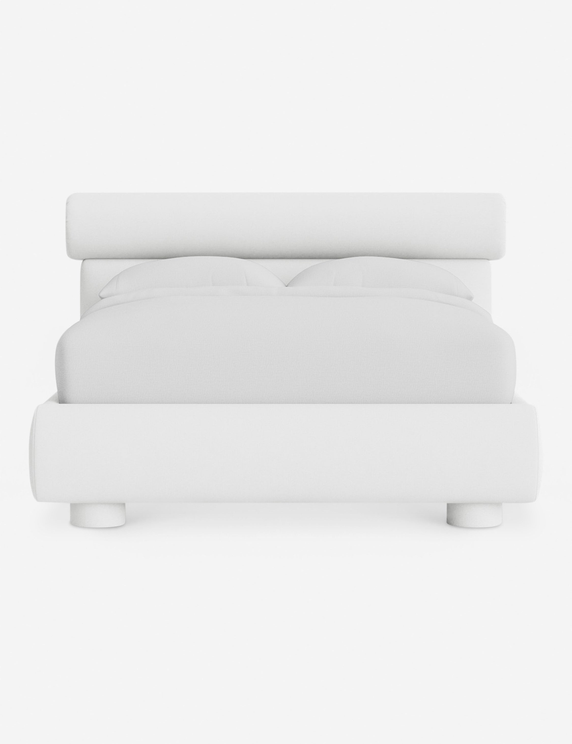 Lit – Le Bowery apporte une douceur raffinée à la chambre avec sa tête de lit légèrement arrondie et ses proportions élégantes.
