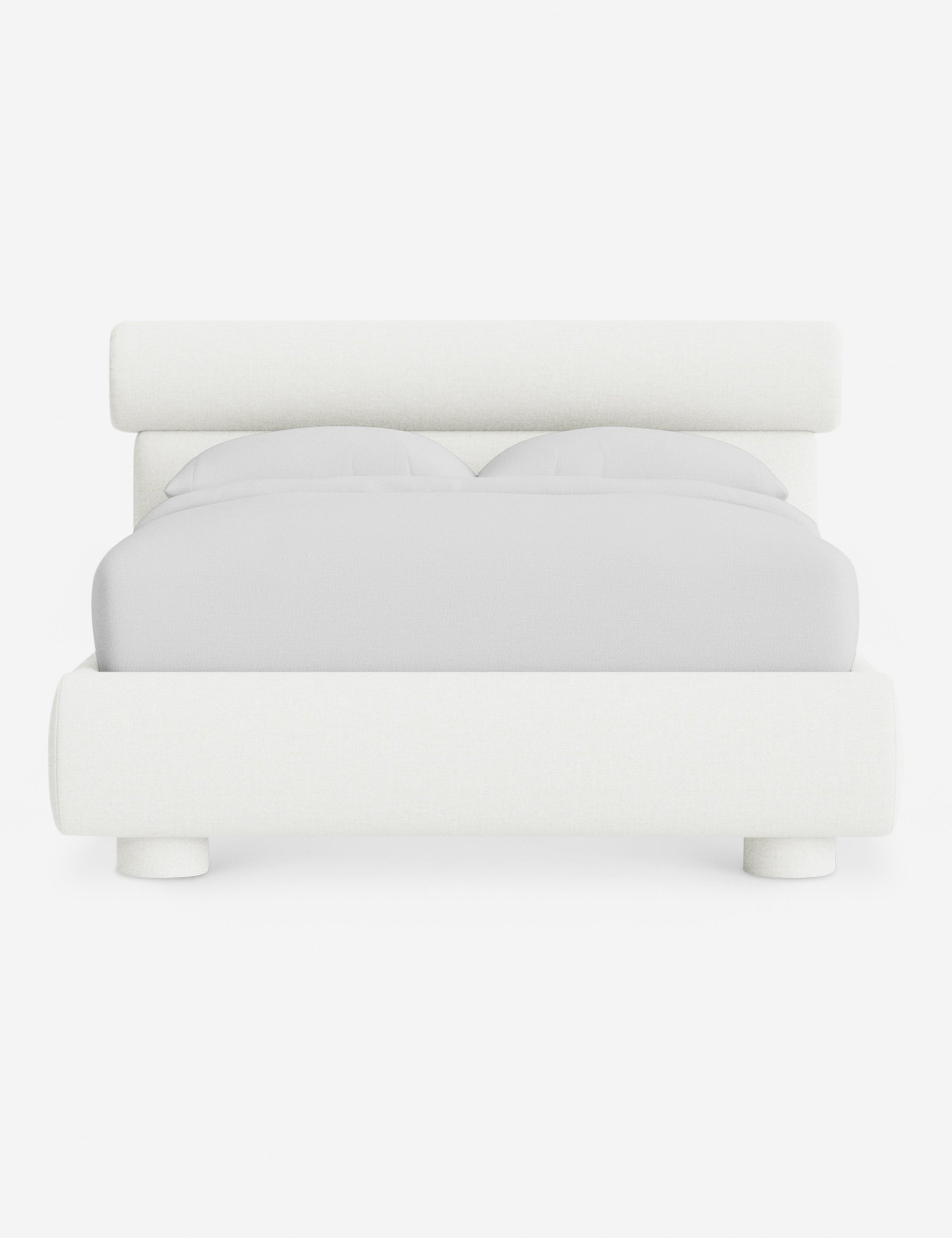 Lit – Le Bowery apporte une douceur raffinée à la chambre avec sa tête de lit légèrement arrondie et ses proportions élégantes.