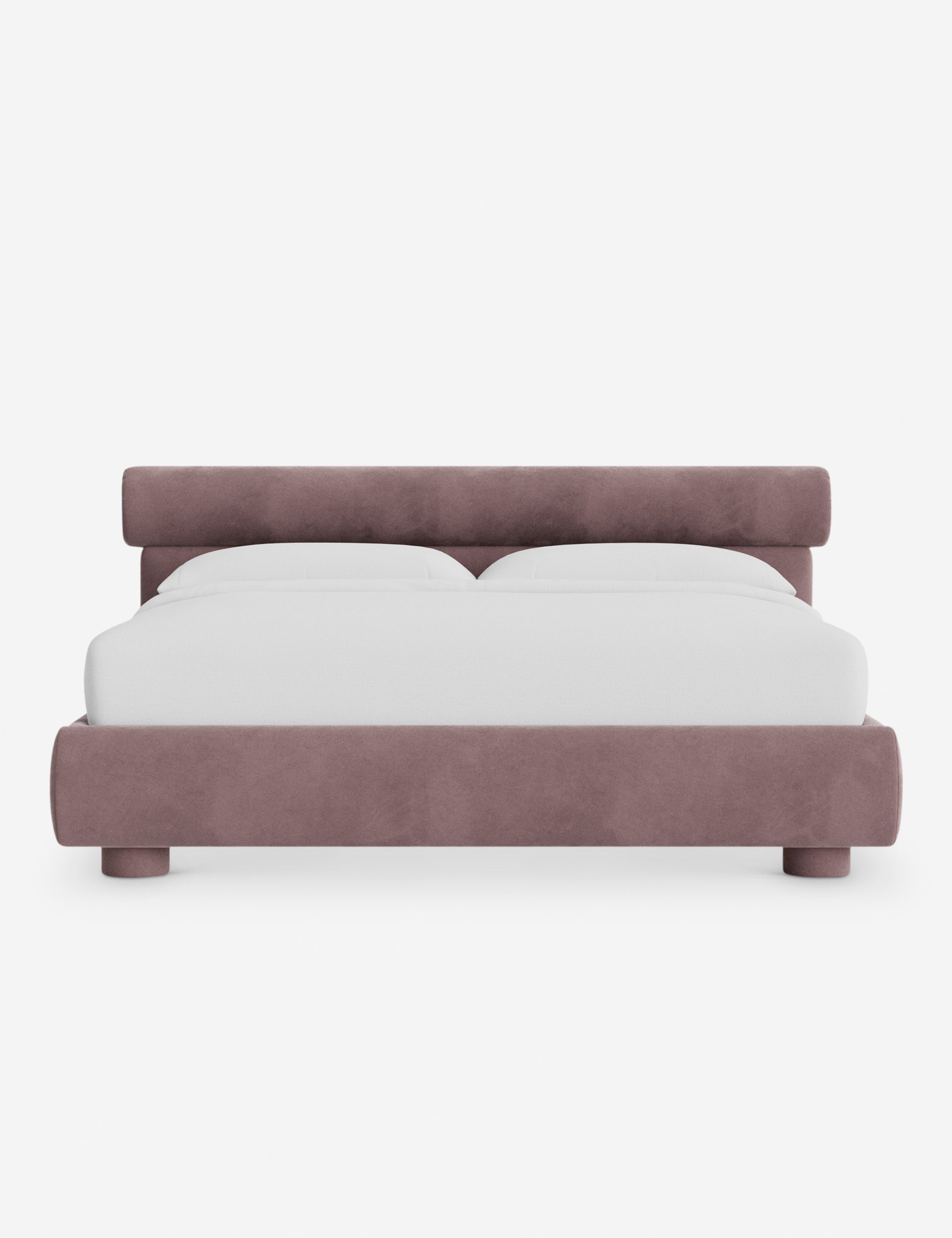 Lit – Le Bowery apporte une douceur raffinée à la chambre avec sa tête de lit légèrement arrondie et ses proportions élégantes.