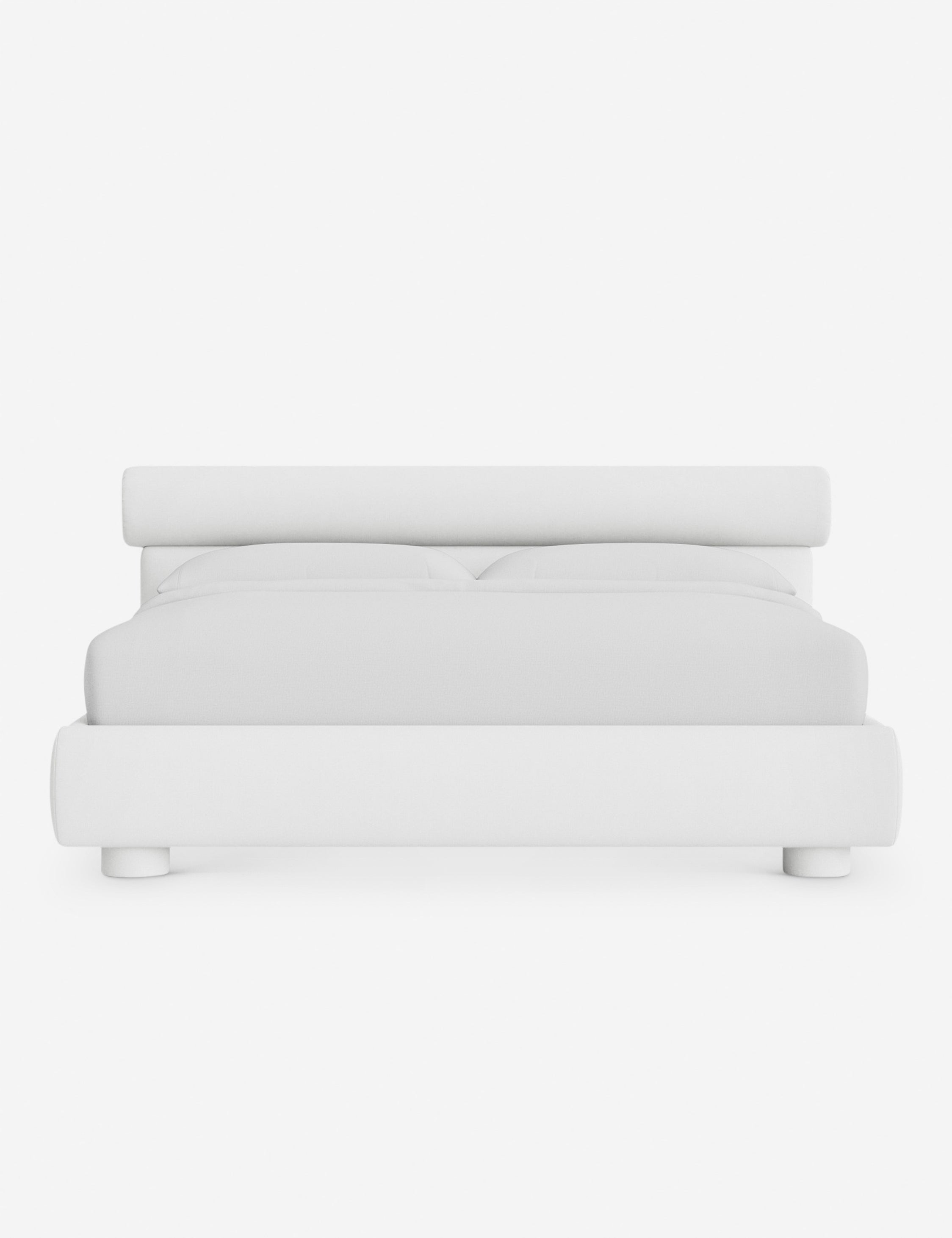 Lit – Le Bowery apporte une douceur raffinée à la chambre avec sa tête de lit légèrement arrondie et ses proportions élégantes.