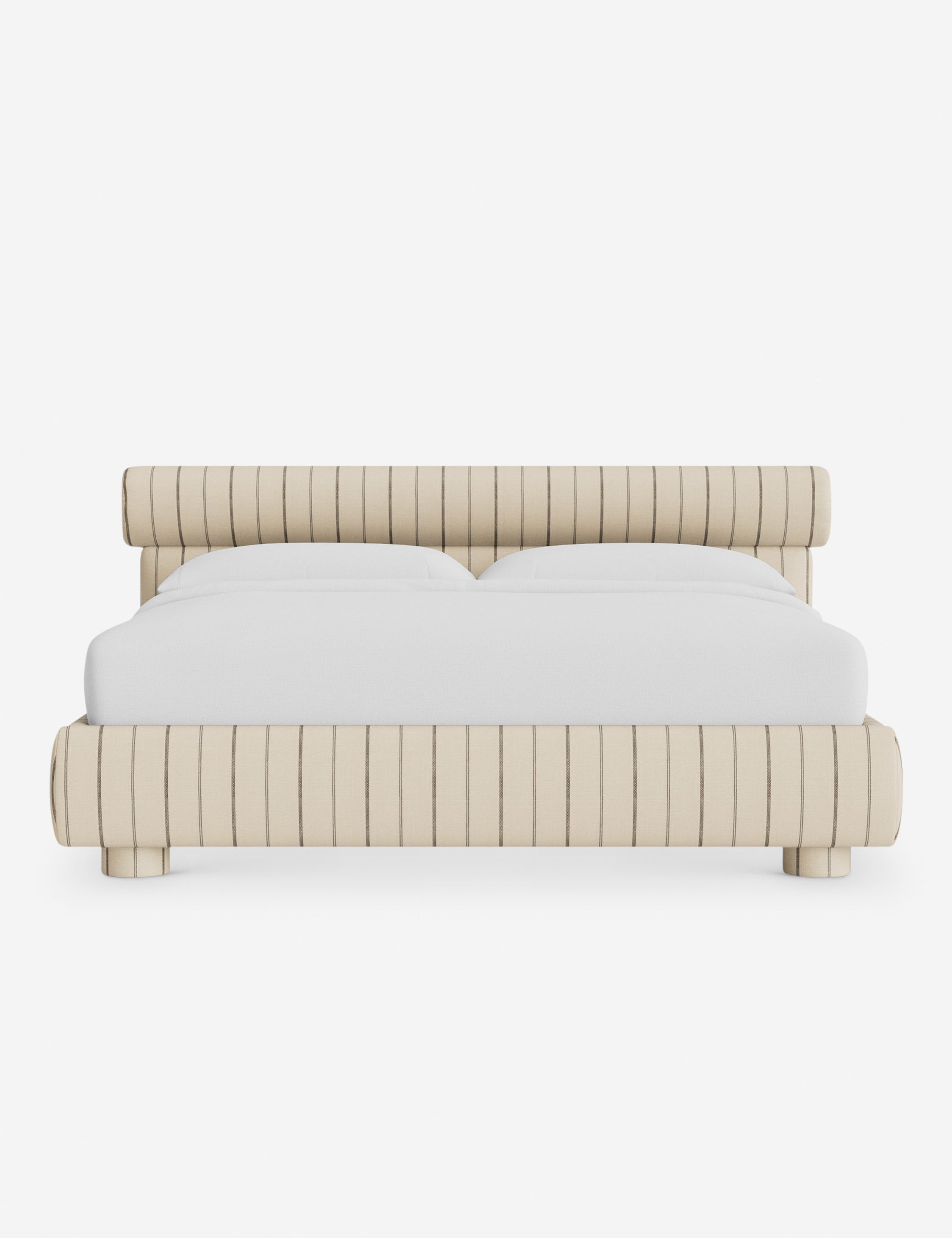 Lit – Le Bowery apporte une douceur raffinée à la chambre avec sa tête de lit légèrement arrondie et ses proportions élégantes.
