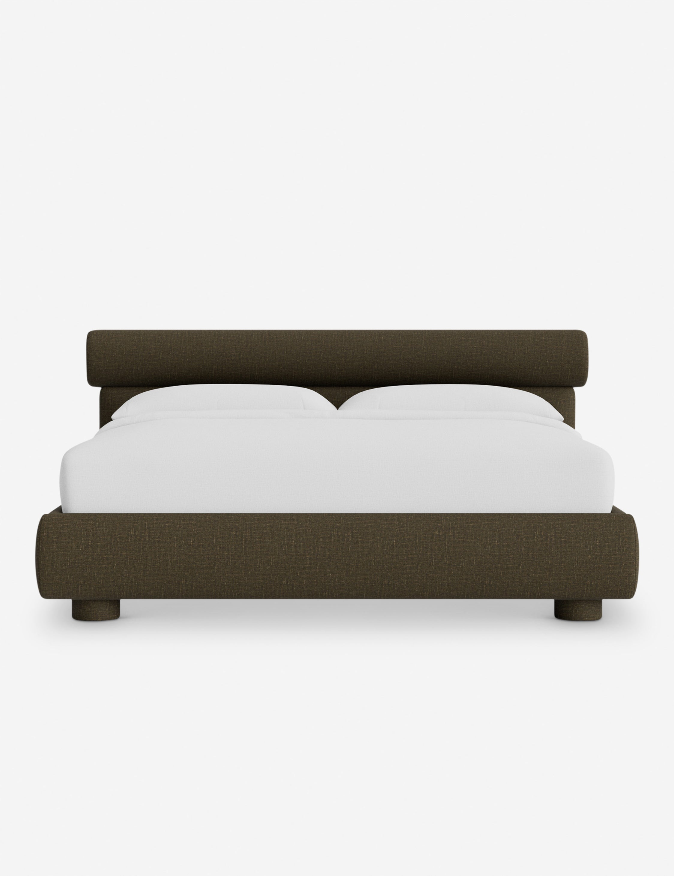 Lit – Le Bowery apporte une douceur raffinée à la chambre avec sa tête de lit légèrement arrondie et ses proportions élégantes.