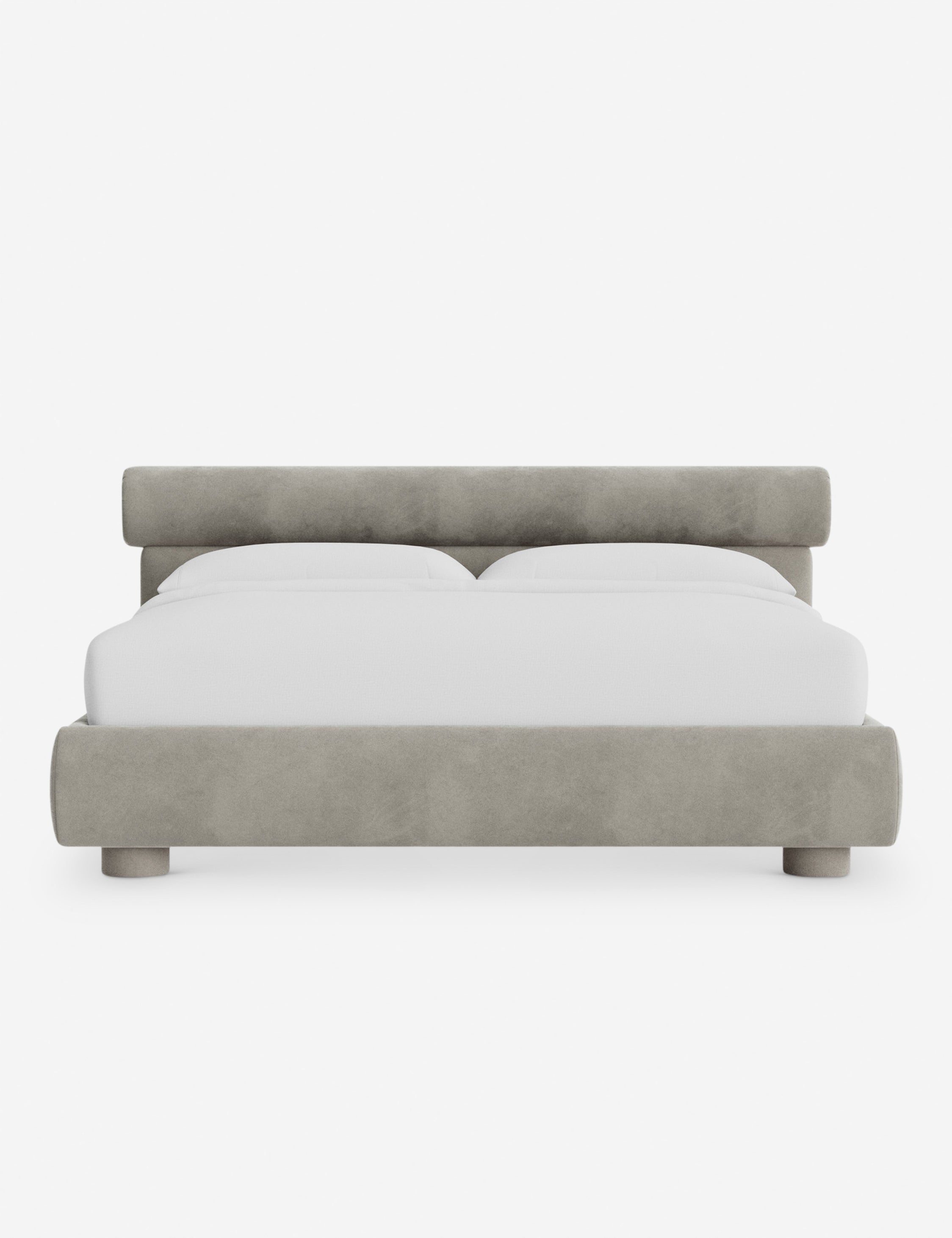 Lit – Le Bowery apporte une douceur raffinée à la chambre avec sa tête de lit légèrement arrondie et ses proportions élégantes.