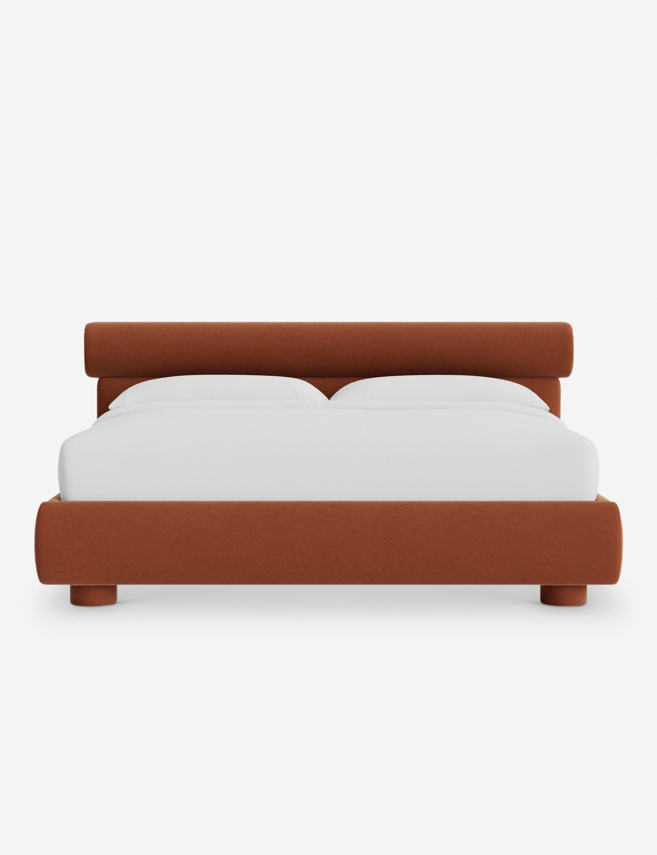 Lit – Le Bowery apporte une douceur raffinée à la chambre avec sa tête de lit légèrement arrondie et ses proportions élégantes.