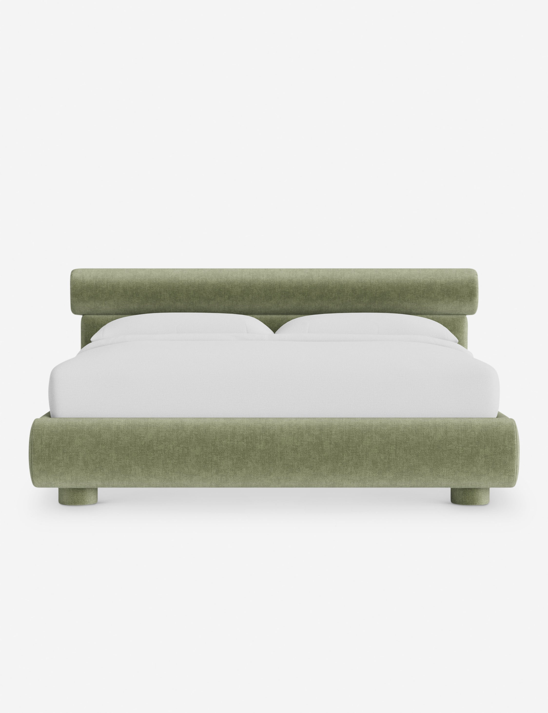 Lit – Le Bowery apporte une douceur raffinée à la chambre avec sa tête de lit légèrement arrondie et ses proportions élégantes.