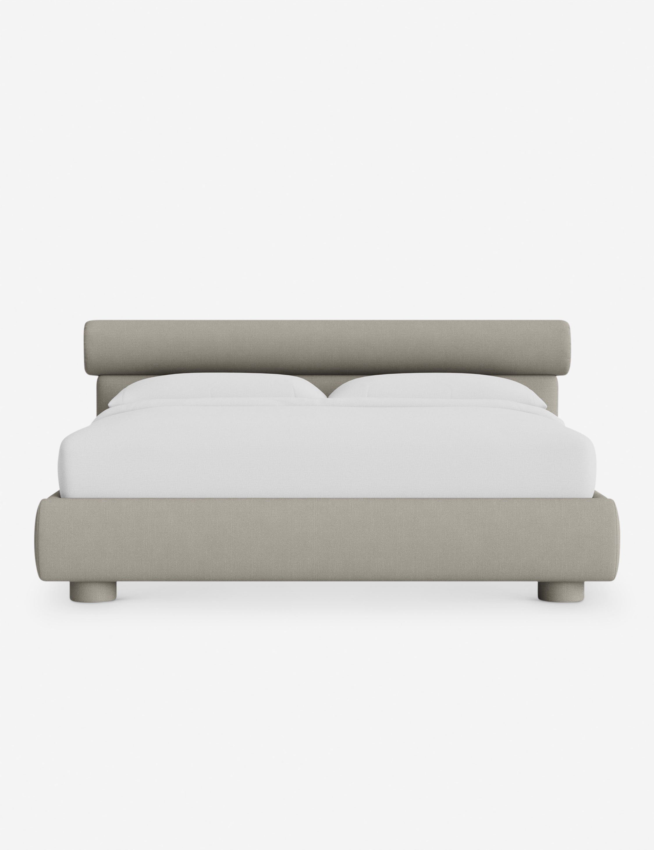 Lit – Le Bowery apporte une douceur raffinée à la chambre avec sa tête de lit légèrement arrondie et ses proportions élégantes.