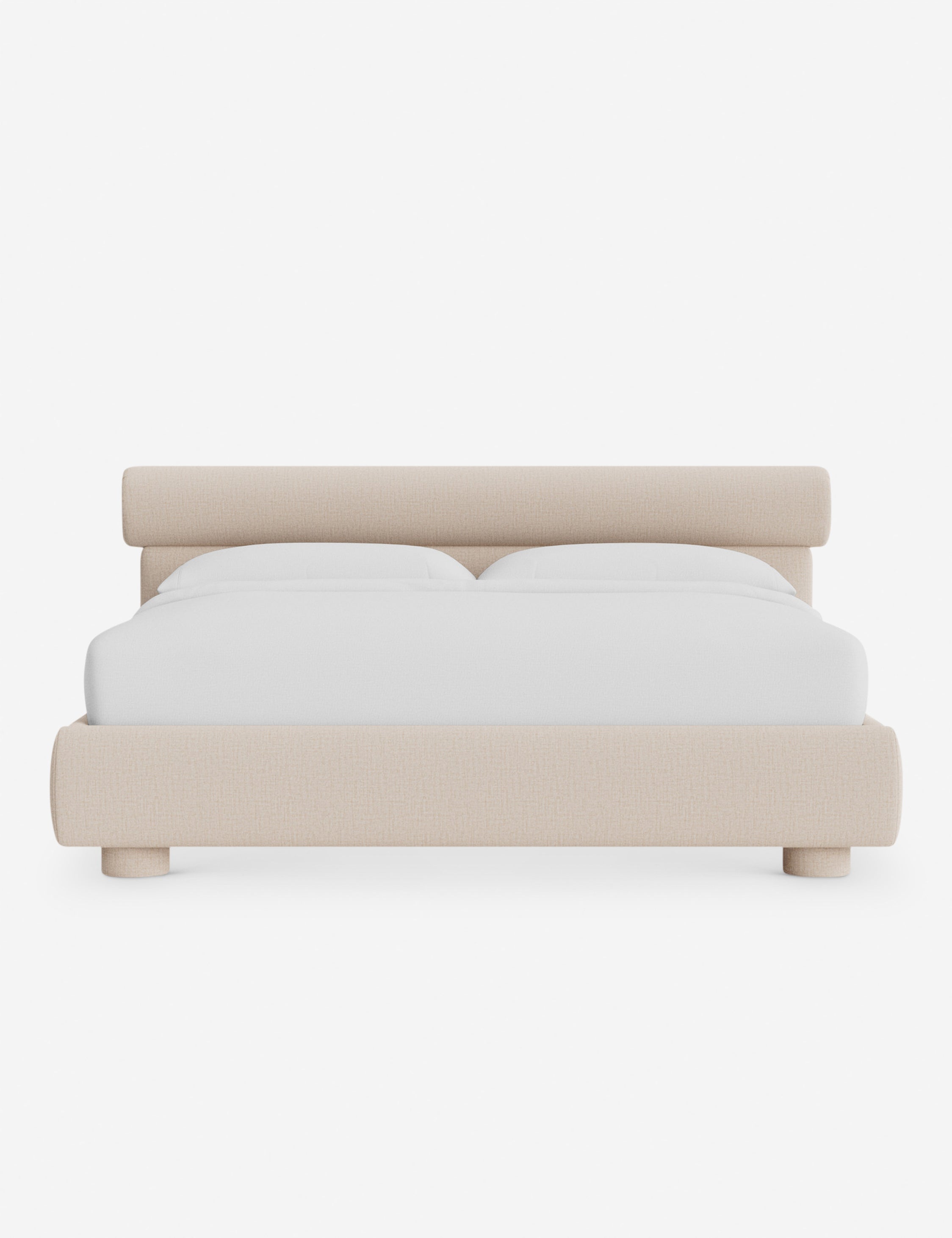 Lit – Le Bowery apporte une douceur raffinée à la chambre avec sa tête de lit légèrement arrondie et ses proportions élégantes.
