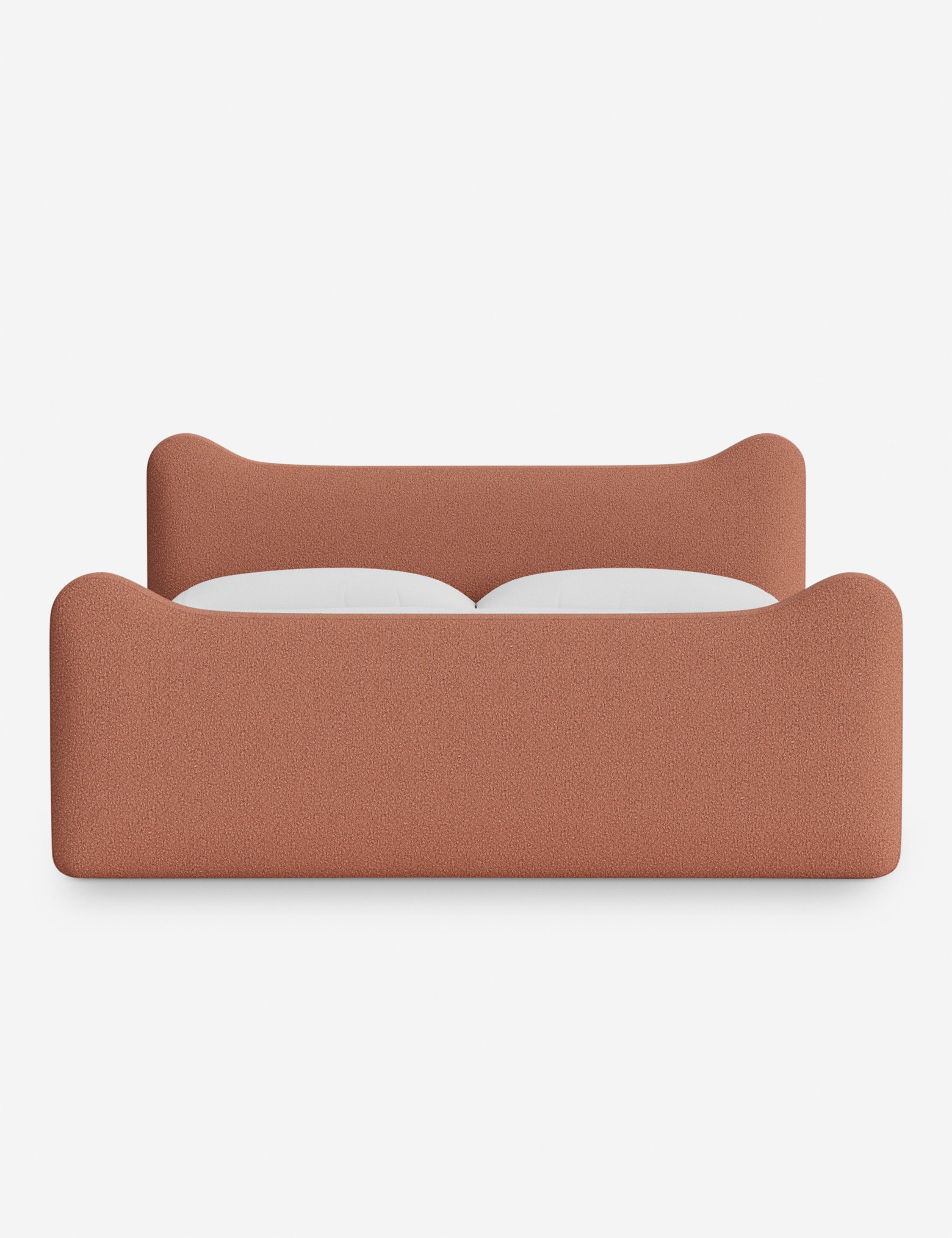 Lit plateforme - Dans le lit Briar, des lignes douces forment une silhouette raffinée à double couronne pour créer une profondeur sculpturale avec une touche de fantaisie