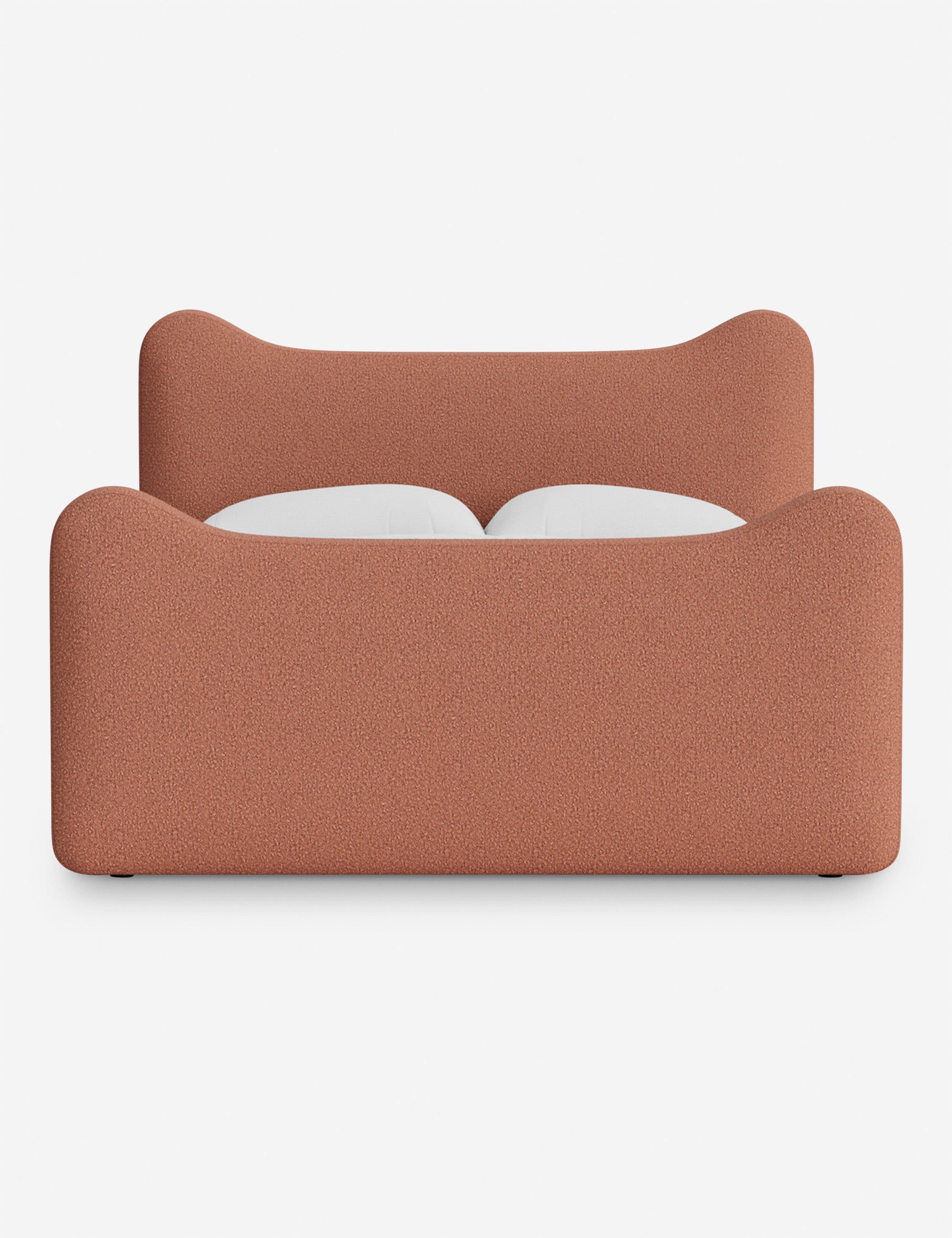 Lit plateforme - Dans le lit Briar, des lignes douces forment une silhouette raffinée à double couronne pour créer une profondeur sculpturale avec une touche de fantaisie