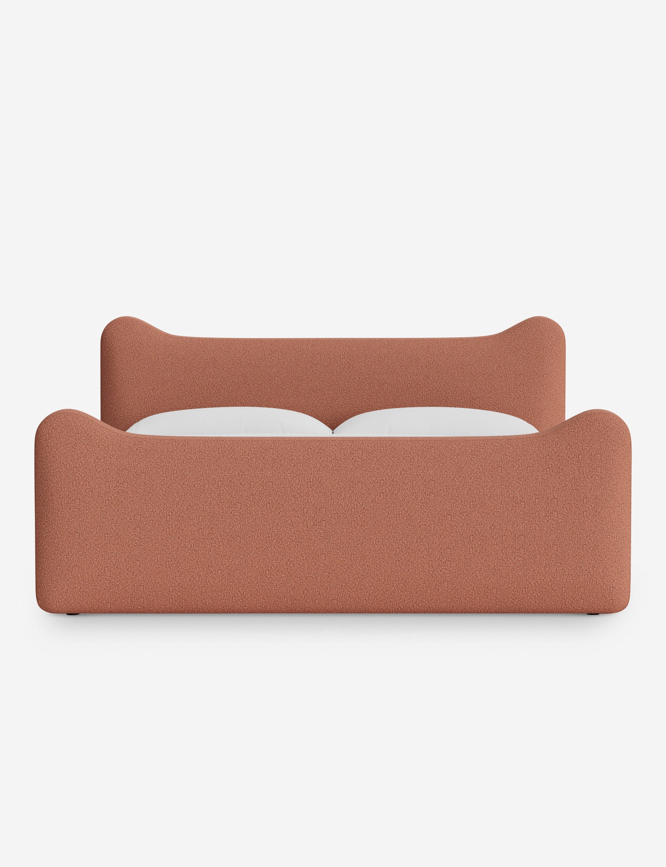 Lit plateforme - Dans le lit Briar, des lignes douces forment une silhouette raffinée à double couronne pour créer une profondeur sculpturale avec une touche de fantaisie