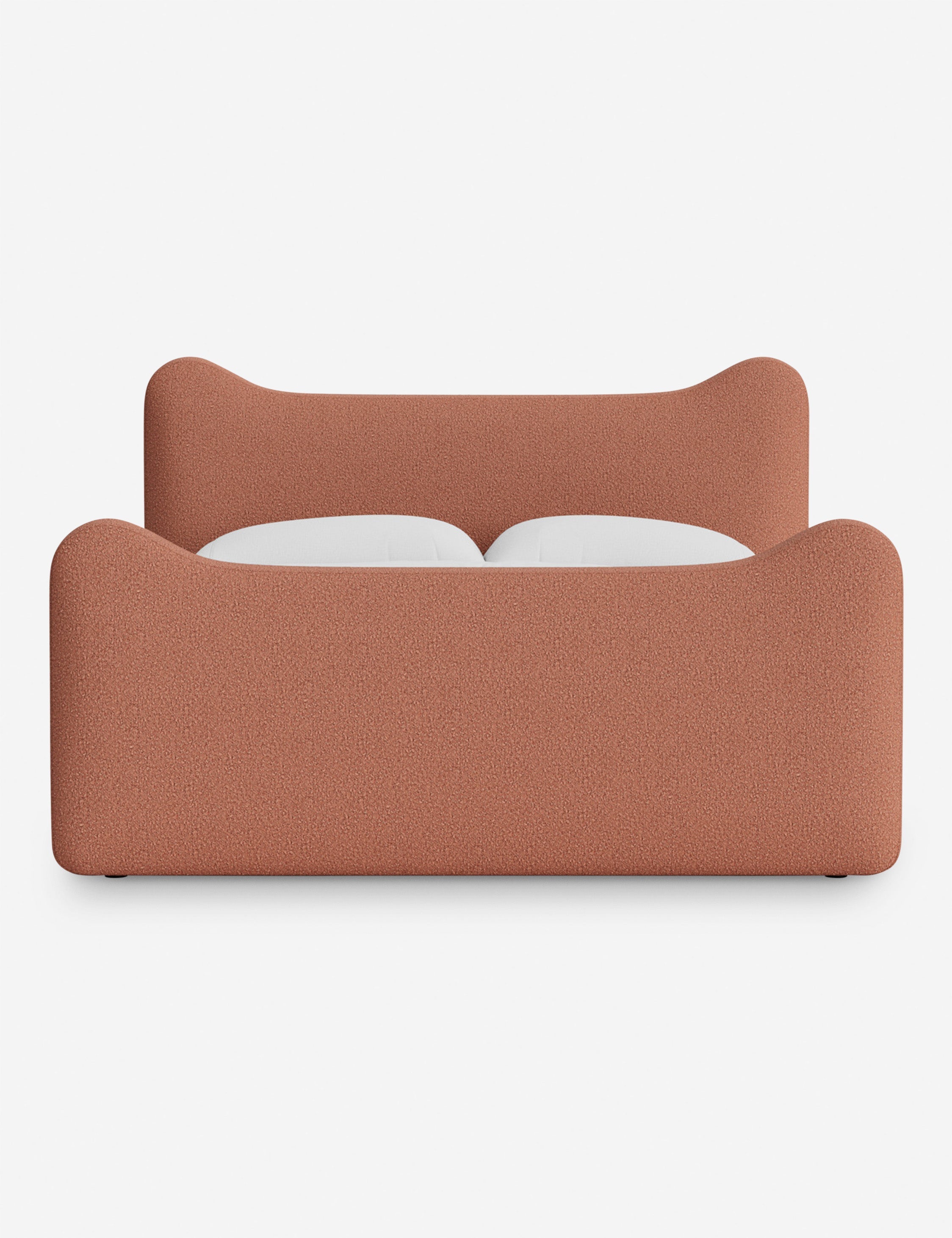 Lit plateforme - Dans le lit Briar, des lignes douces forment une silhouette raffinée à double couronne pour créer une profondeur sculpturale avec une touche de fantaisie