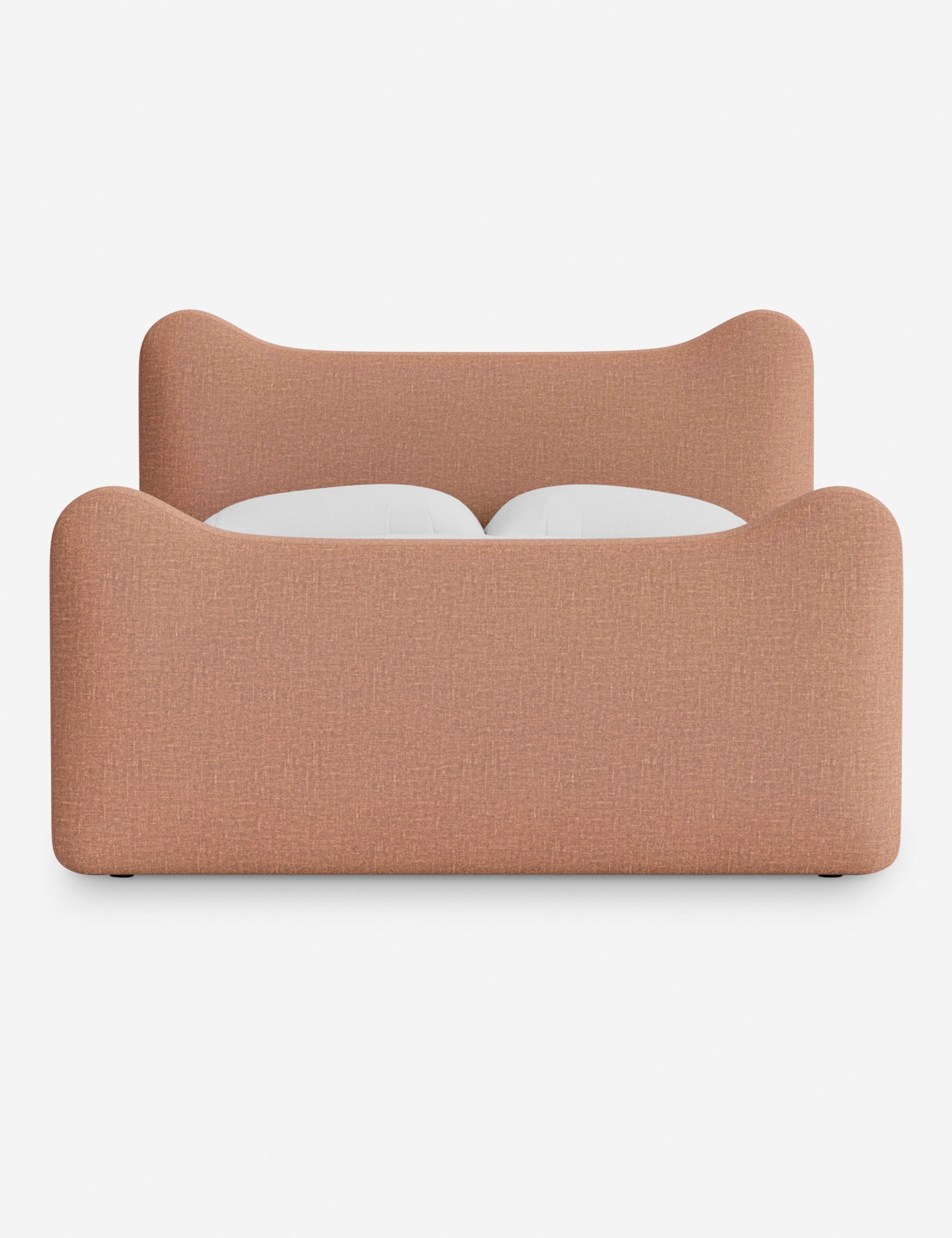 Lit plateforme - Dans le lit Briar, des lignes douces forment une silhouette raffinée à double couronne pour créer une profondeur sculpturale avec une touche de fantaisie
