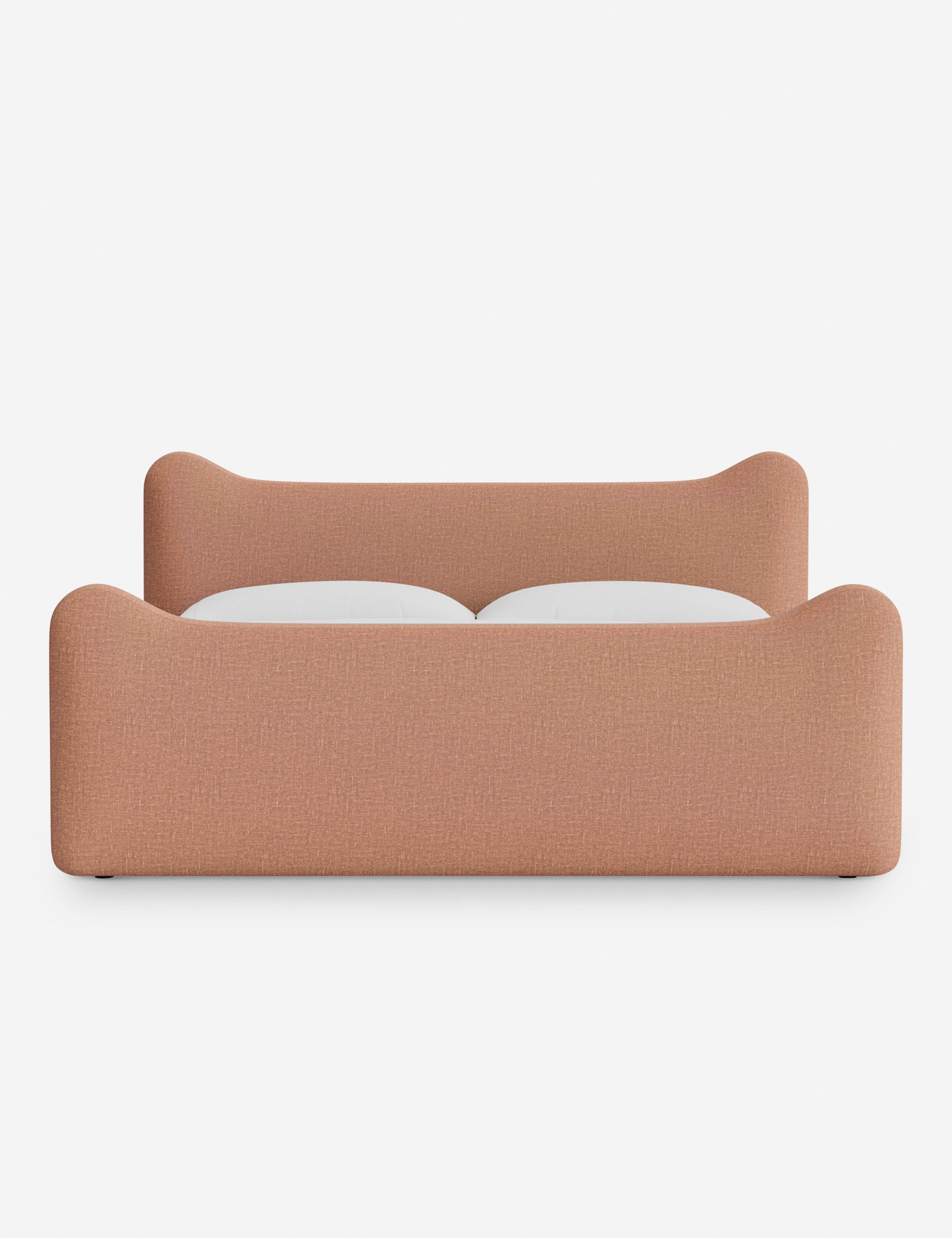 Lit plateforme - Dans le lit Briar, des lignes douces forment une silhouette raffinée à double couronne pour créer une profondeur sculpturale avec une touche de fantaisie