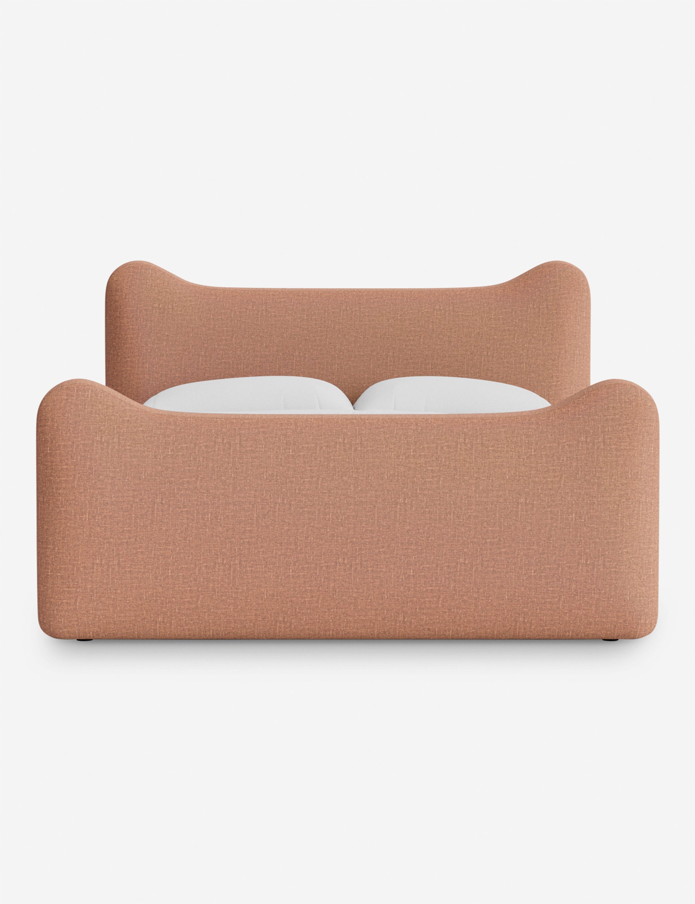 Lit plateforme - Dans le lit Briar, des lignes douces forment une silhouette raffinée à double couronne pour créer une profondeur sculpturale avec une touche de fantaisie