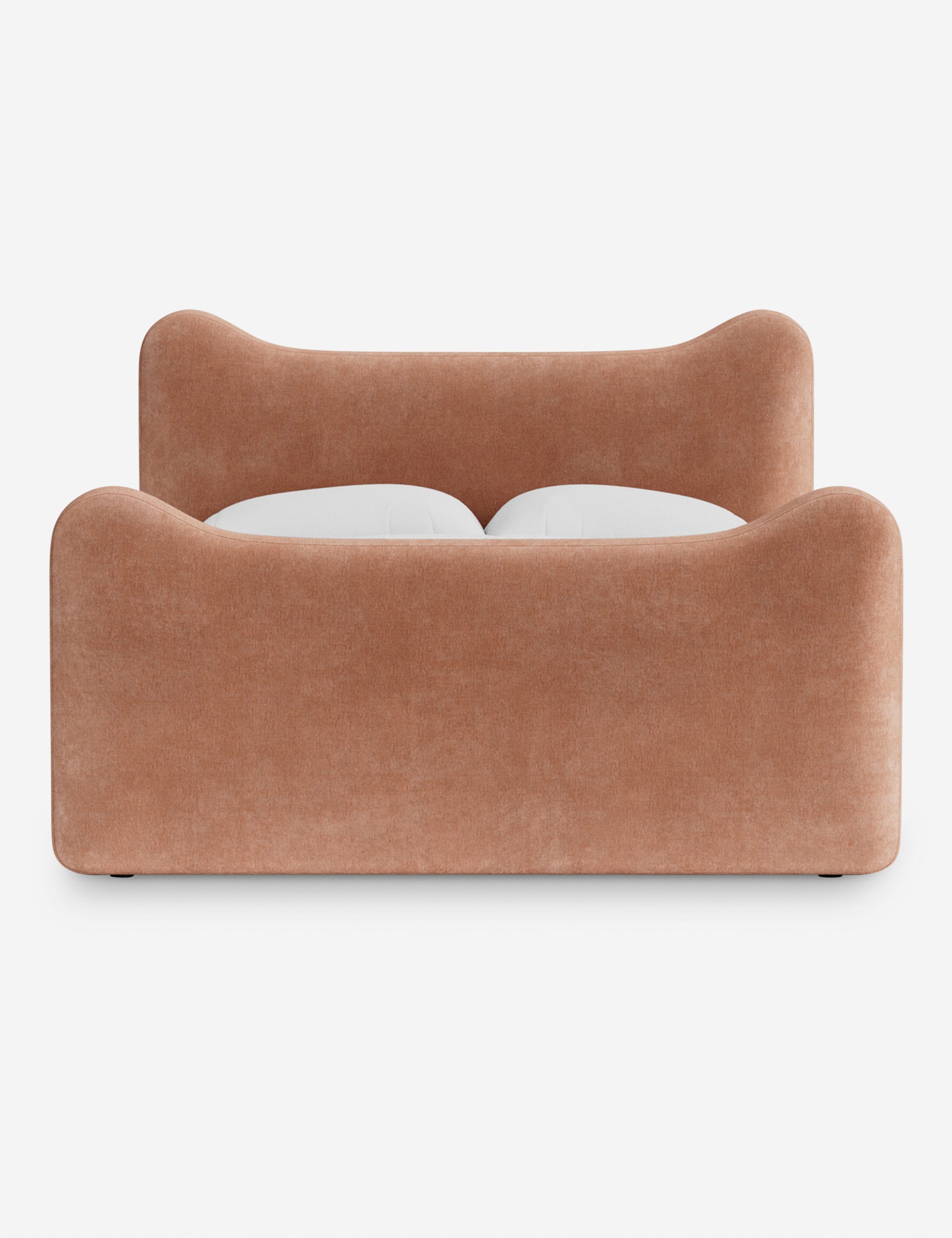 Lit plateforme - Dans le lit Briar, des lignes douces forment une silhouette raffinée à double couronne pour créer une profondeur sculpturale avec une touche de fantaisie