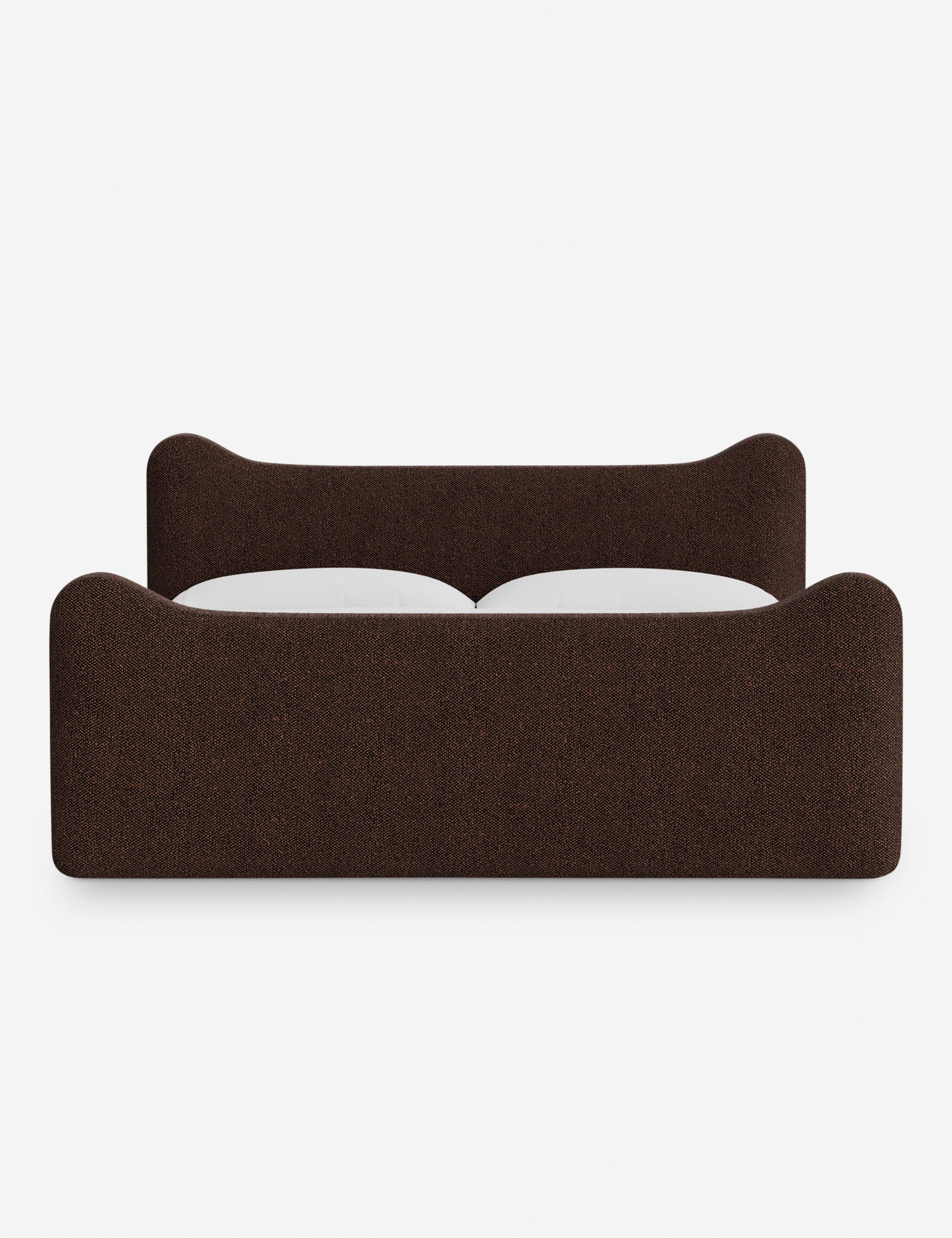 Lit plateforme - Dans le lit Briar, des lignes douces forment une silhouette raffinée à double couronne pour créer une profondeur sculpturale avec une touche de fantaisie