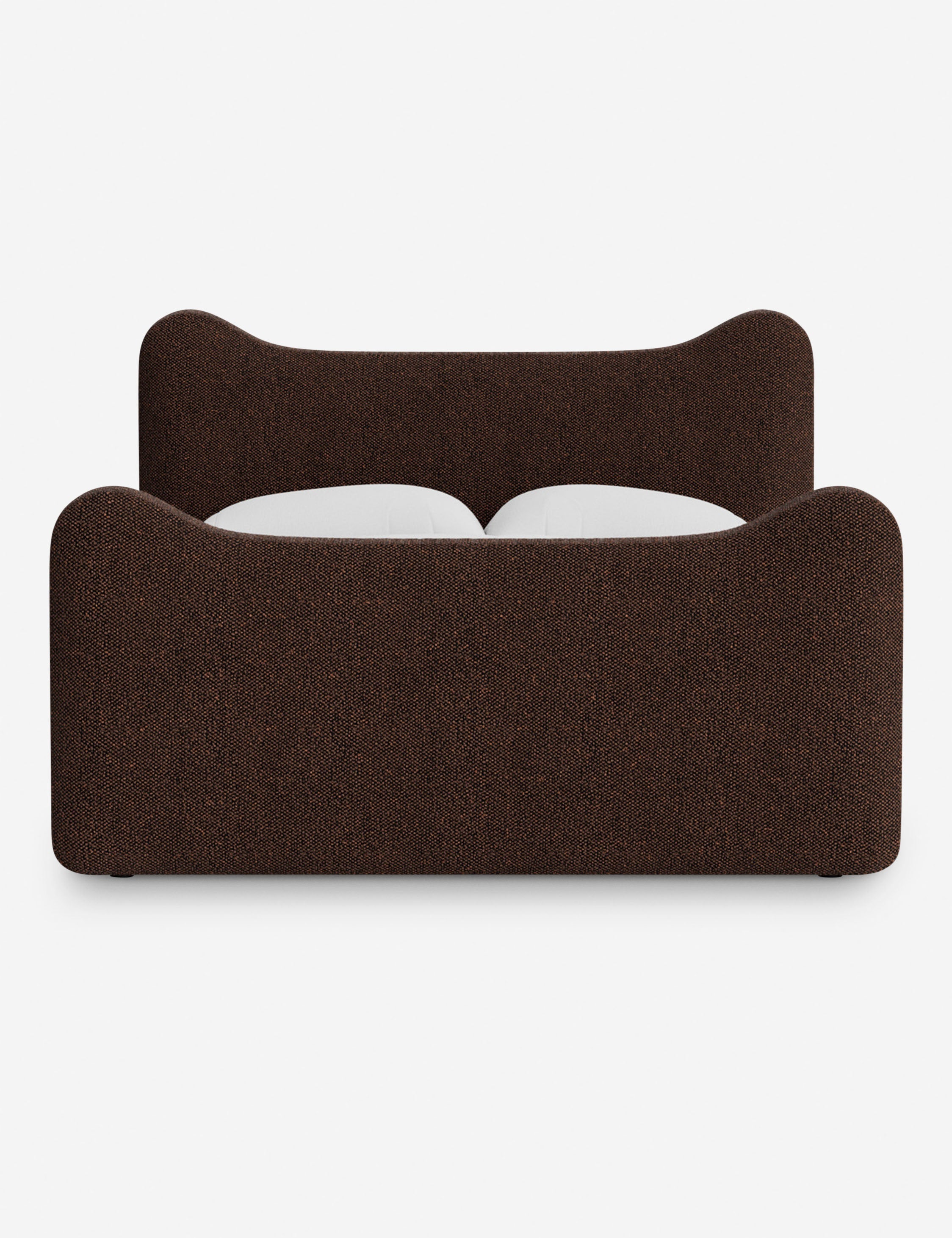Lit plateforme - Dans le lit Briar, des lignes douces forment une silhouette raffinée à double couronne pour créer une profondeur sculpturale avec une touche de fantaisie