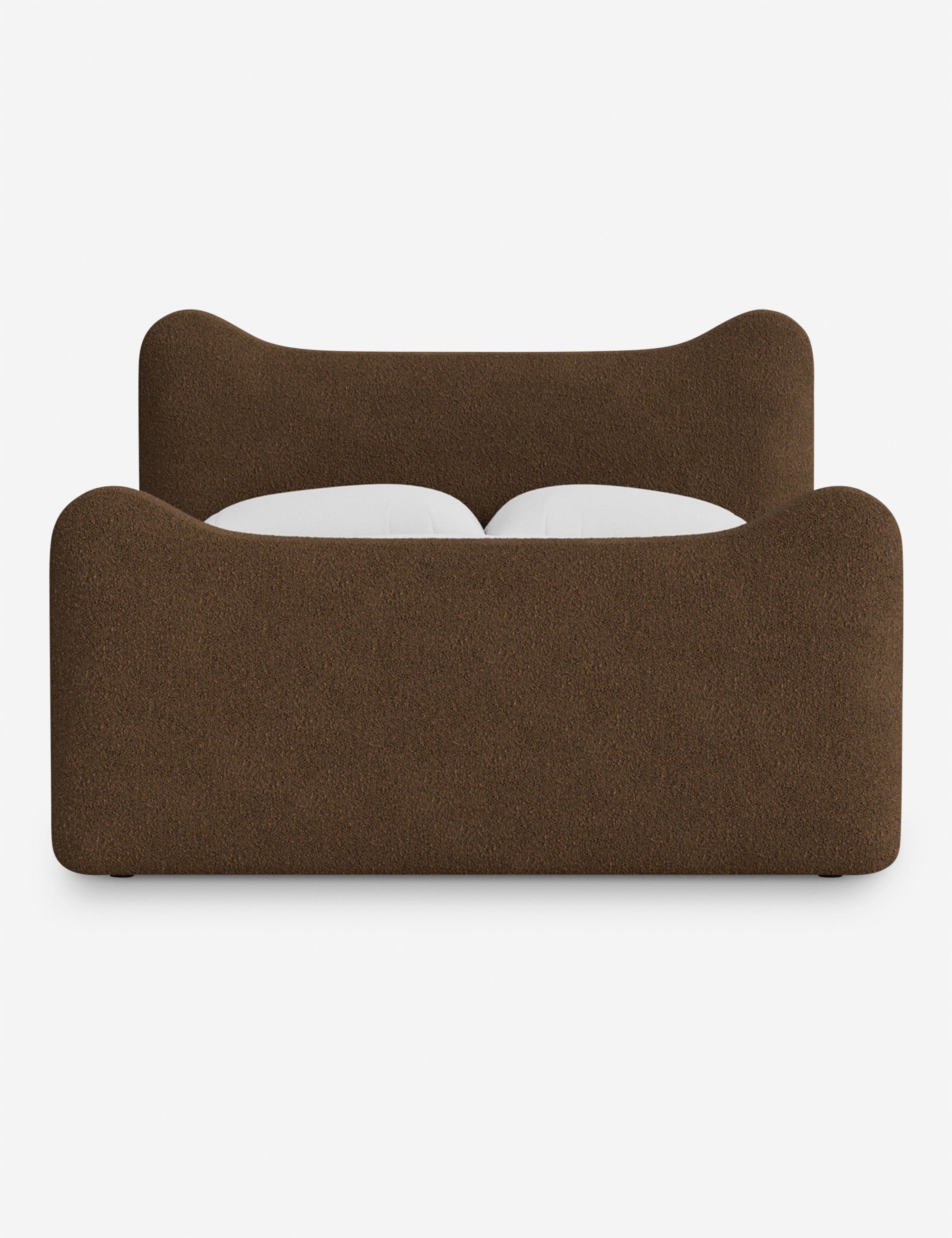 Lit plateforme - Dans le lit Briar, des lignes douces forment une silhouette raffinée à double couronne pour créer une profondeur sculpturale avec une touche de fantaisie